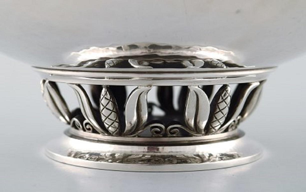 Georg Jensen compote in hammered sterling silver, model number 641B.
Designed by Ove Brøbech 1933-1944.
Measures: Diameter 18 cm, height 6.3 cm.
Weight 347 grams.
In very good condition.
Stamped: 641B / S10 / OB.