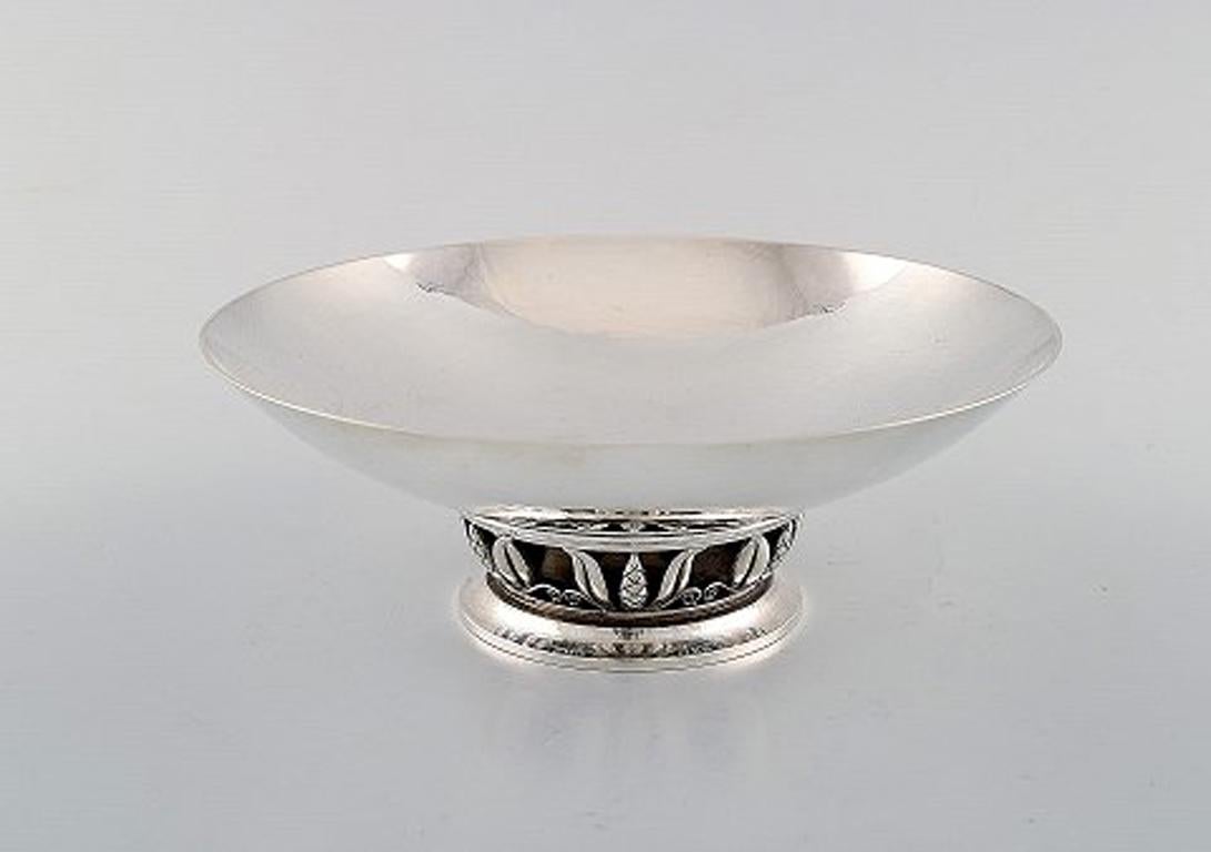 Georg Jensen compote in hammered sterling silver, model number 641B.
Designed by Ove Brøbech 1933-1944.
Diameter: 18 cm. Height 6.3 cm.
Weight 347 grams.
In very good condition.
Stamped: 641B / S10 / OB.