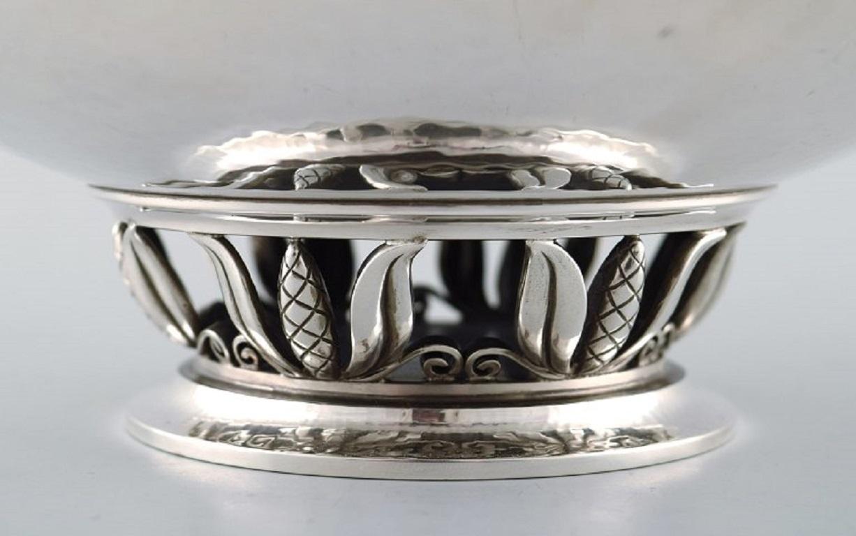 Georg Jensen compote in hammered sterling silver, model number 641B.
Designed by Ove Brøbech 1933-1944.
Diameter: 18 cm. Height 6.3 cm.
Weight 347 grams.
In very good condition.
Stamped: 641B / S10 / OB.
