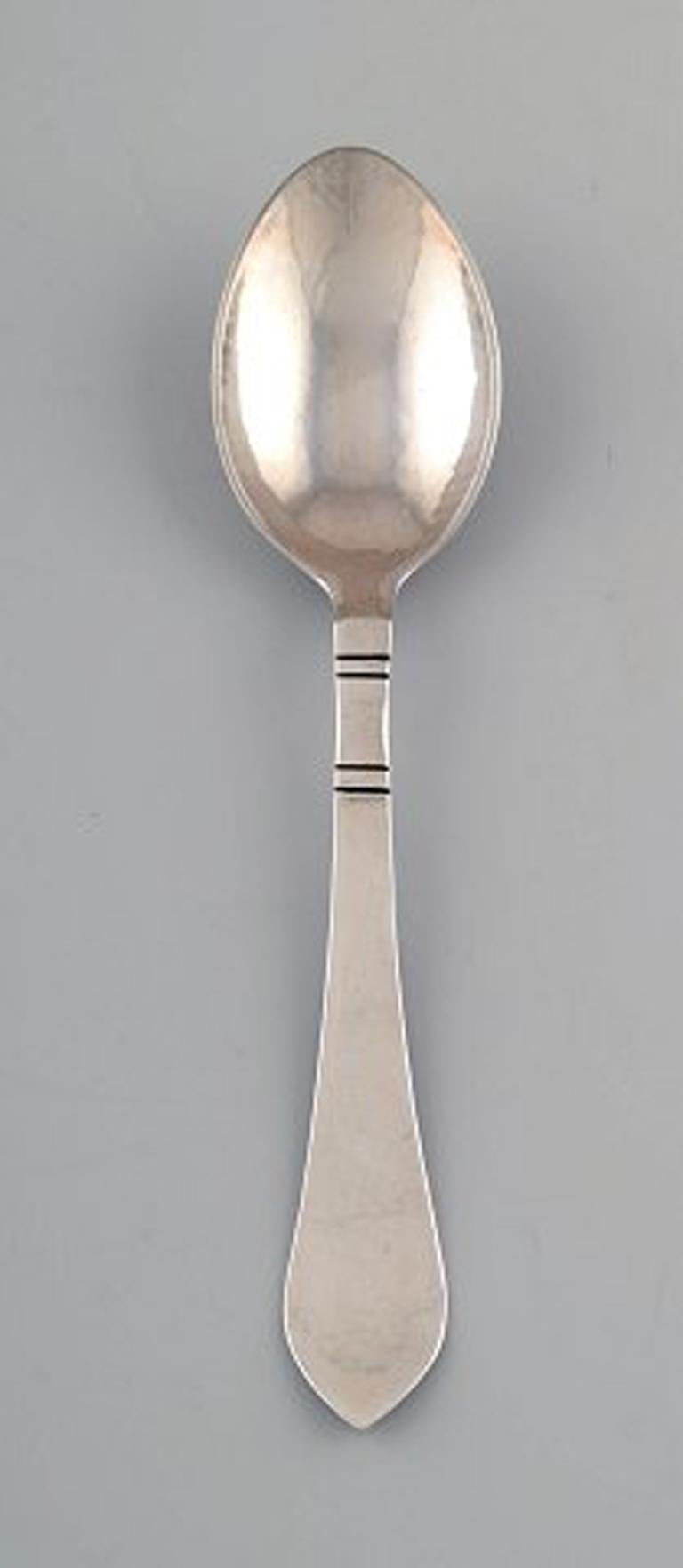 Georg Jensen continental, 12 child spoons/ large tea spoons, silver cutlery, hand-hammered. 
The cutlery is designed by Georg Jensen in 1906.
In perfect condition.
Measures: 15.5 cm.