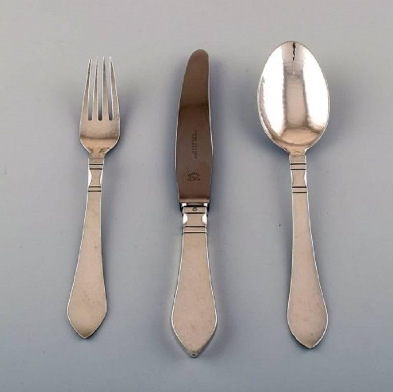 Georg Jensen. Continental (Antik) six persons. Complete lunch silver service, hammered.
Comprising of: Six lunch knives, six lunch forks, six dessert spoons.
The cutlery is designed by Georg Jensen and designed in 1906.
Stamped.
In perfect
