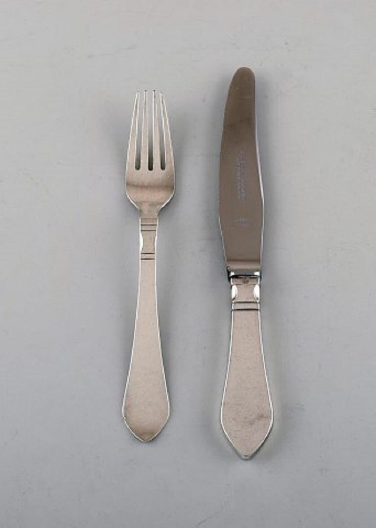 Georg Jensen continental cutlery. Dinner service for six people in hammered sterling silver.
The knife measures: 20.5 cm.
Stamped.
In very good condition.
The cutlery was designed by Georg Jensen in 1906.