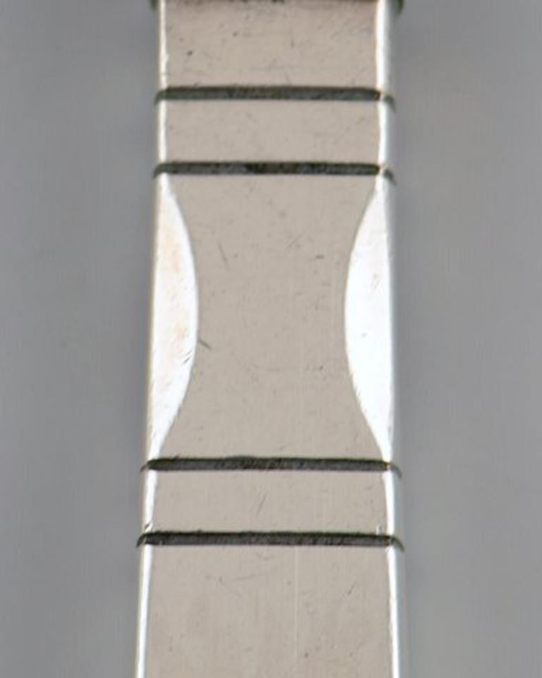 Couteau de table Continental Georg Jensen (manche long) en argent, argenterie, martelé à la main.
Les couverts sont dessinés par Georg Jensen et conçus en 1906.
En parfait état.
Mesures : 22.5 cm.