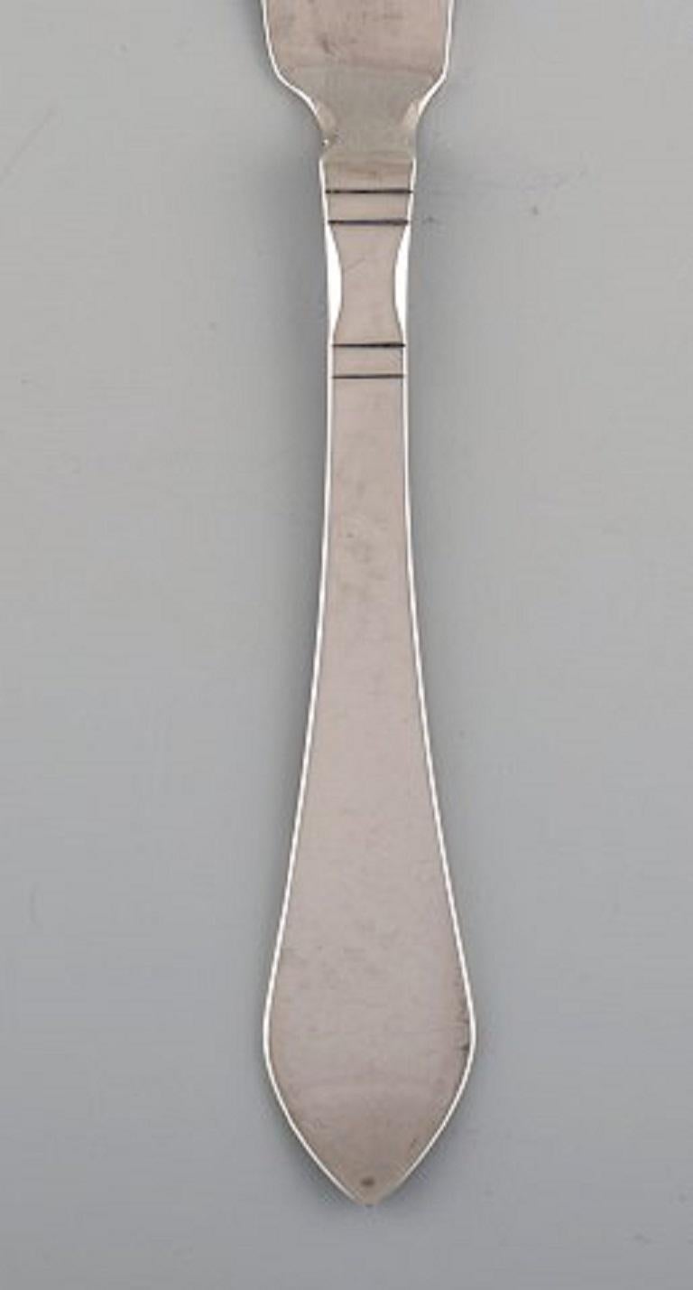 Couteau à poisson continental Georg Jensen en argent sterling. Trois couteaux sont disponibles.
Longueur : 21 cm.
Estampillé.
En parfait état.
Les couverts ont été conçus par Georg Jensen en 1906.
Notre orfèvre Georg Jensen qualifié peut polir