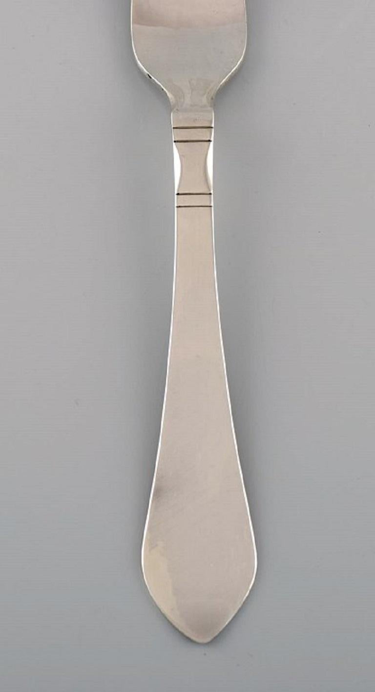 Georg Jensen Continental lunch fork in sterling silver. Seven forks are available.
Measure: Length: 17.5 cm.
Stamped.
In excellent condition.
The cutlery was designed by Georg Jensen in 1906.
Our skilled Georg Jensen silversmith / goldsmith can