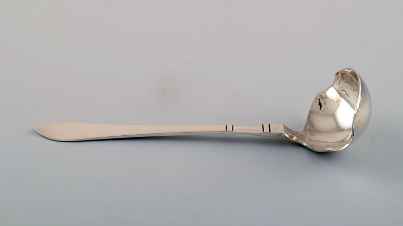 Georg Jensen Continental sauce/butter spoon in all silver, silverware, hand-hammered.
The cutlery is designed by Georg Jensen in 1906.
In perfect condition.
Measures: 14.5 cm.