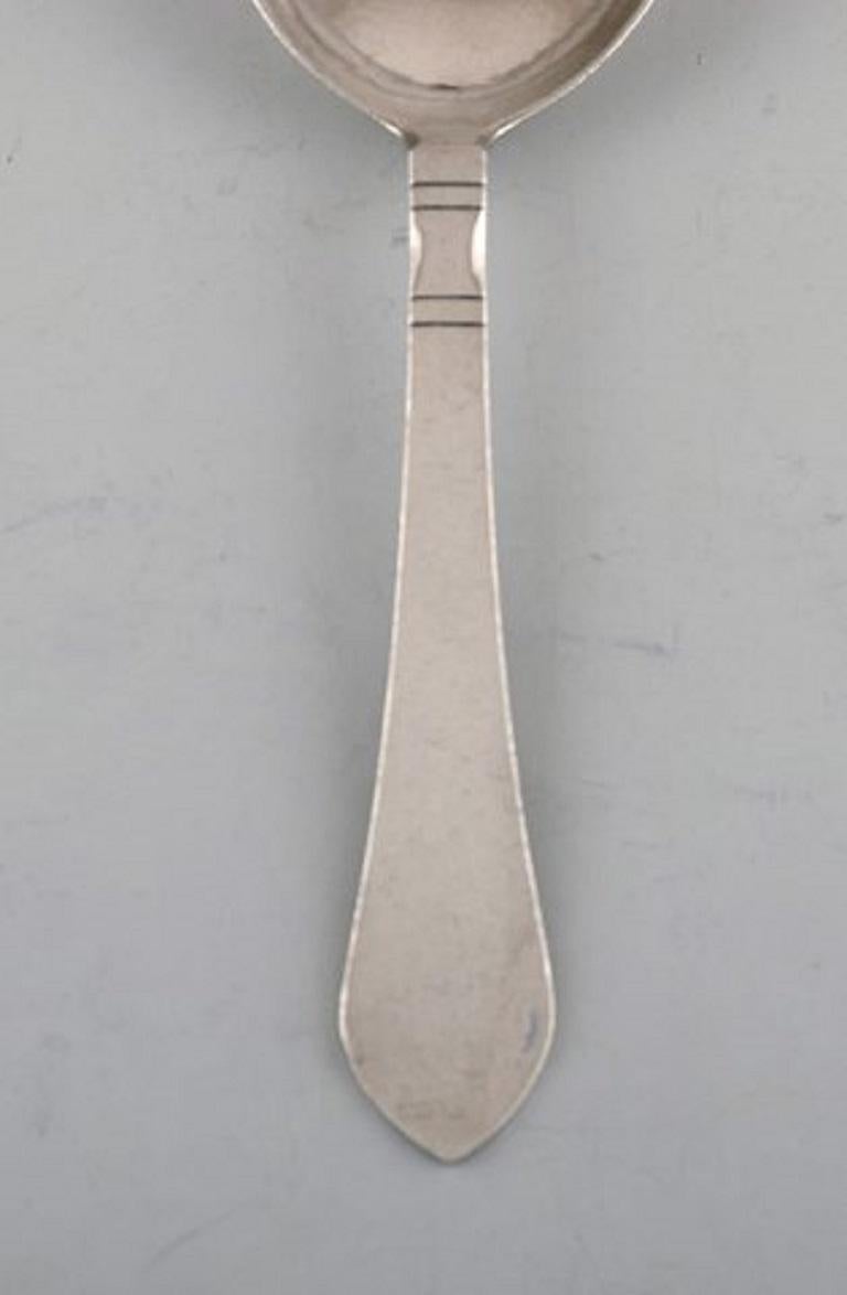 Georg Jensen continental serving spoon in hammered sterling silver.
Measures: 20.5 cm.
Stamped.
In very good condition.
The cutlery was designed by Georg Jensen in 1906.