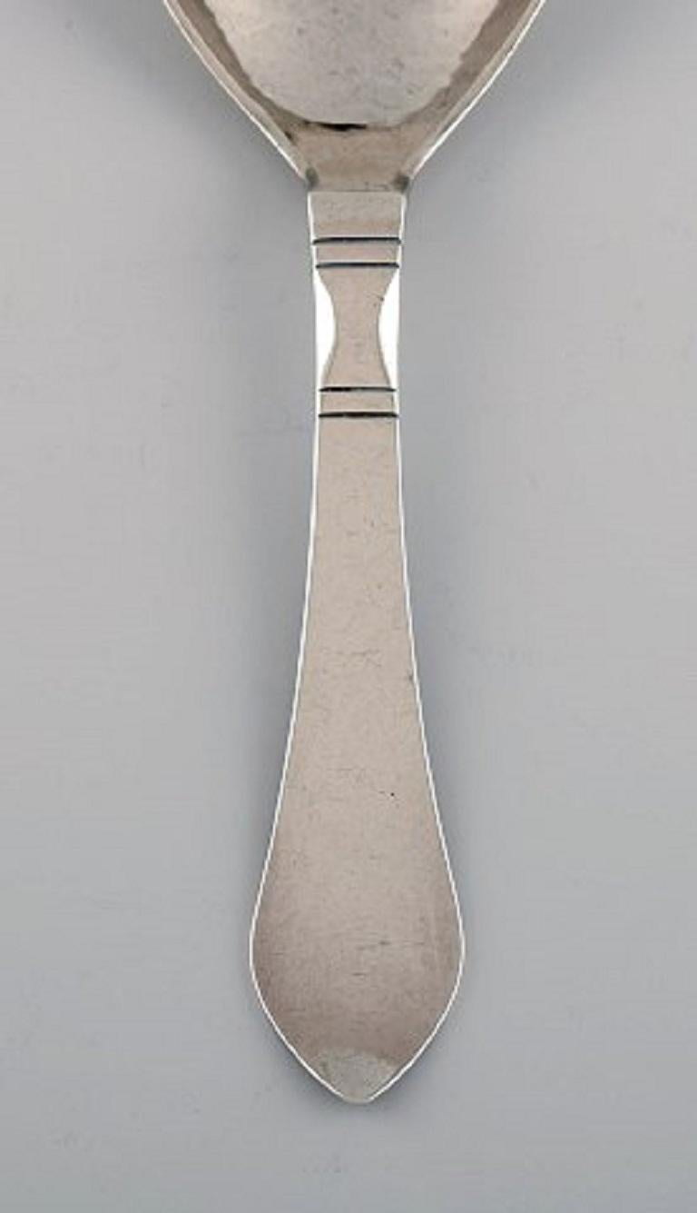 Georg Jensen Continental serving spoon in silver. Dated 1929.
Measure: Length: 18 cm.
Stamped.
In excellent condition.
The cutlery was designed by Georg Jensen in 1906.
Our skilled Georg Jensen silversmith / goldsmith can polish all silver and