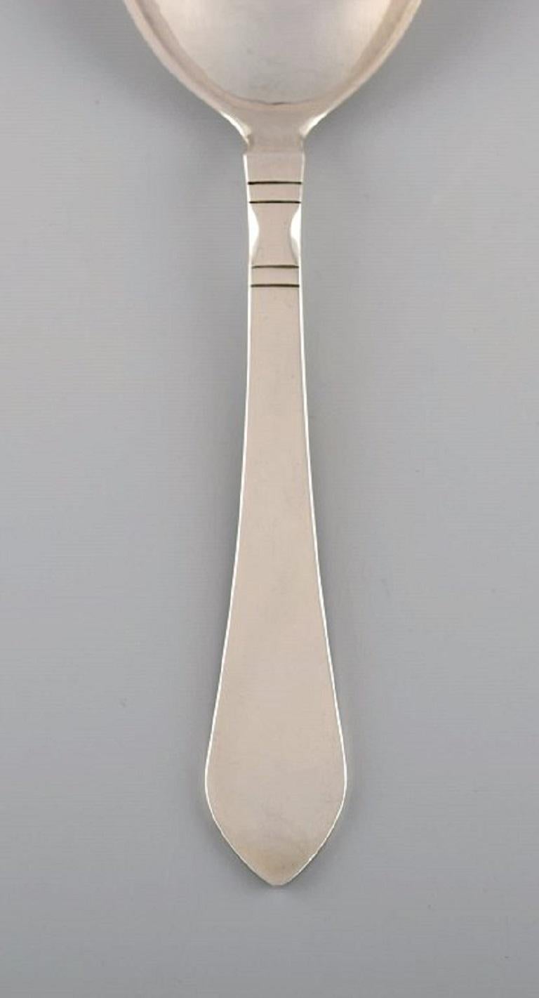 Georg Jensen Continental serving spoon in sterling silver.
Length: 20.3 cm.
Stamped.
In excellent condition.
The cutlery was designed by Georg Jensen in 1906.
Our skilled Georg Jensen silversmith / goldsmith can polish all silver and gold so