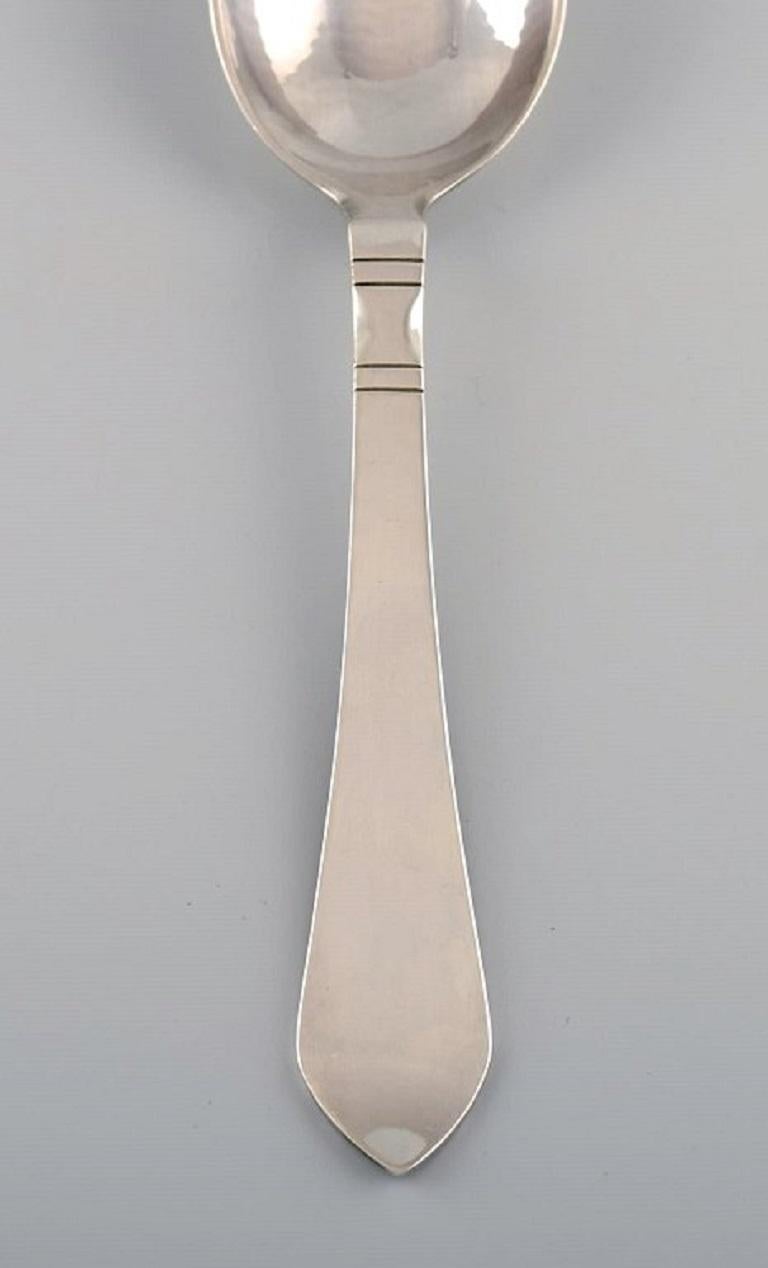 Georg Jensen Continental tablespoon in sterling silver. Dated 1945-51.
Length: 20 cm.
Stamped.
In excellent condition.
The cutlery was designed by Georg Jensen in 1906.
Our skilled Georg Jensen silversmith / goldsmith can polish all silver and