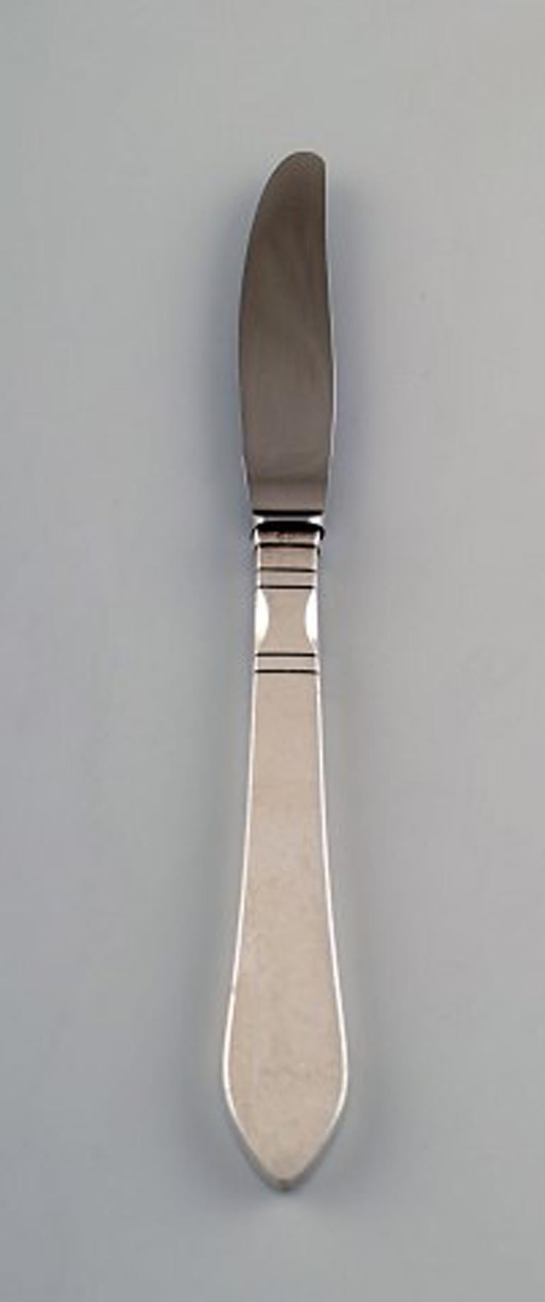 Georg Jensen. Continental, two dinner knife, silverware, hand-hammered.
The cutlery is designed by Georg Jensen in 1906.
In perfect condition.
Measures: 21 cm.