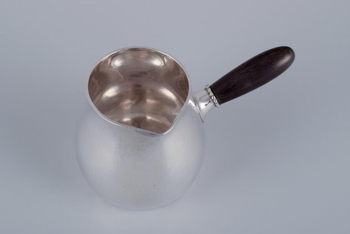 XX secolo Cremiera Georg Jensen in argento sterling con manico in ebano. Model 80A. in vendita