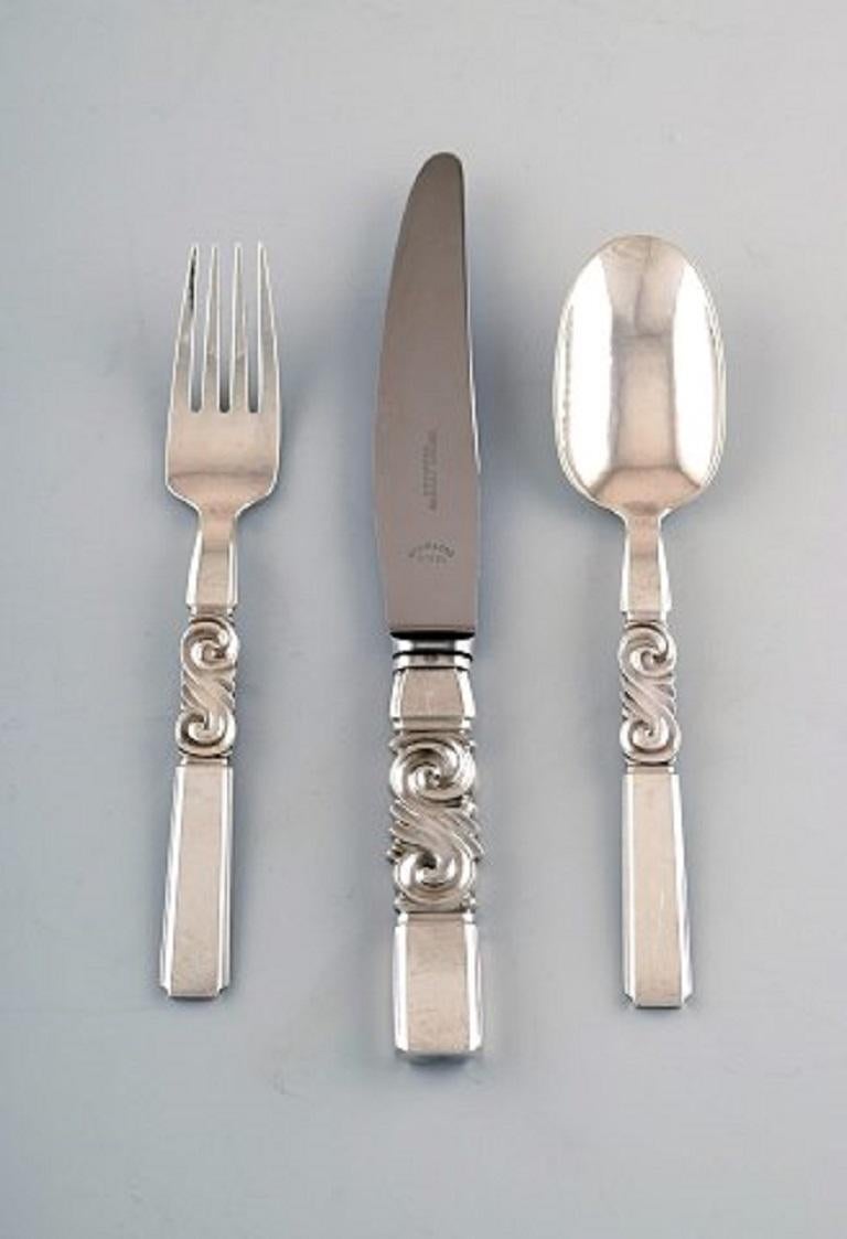 Georg Jensen. cutlery, scroll no. 22, complete dinner service of hammered sterling silver consisting of:
Six dinner knife, six dinner forks, six tablespoons.
In perfect condition.
Stamped.
Knife measuring: 22.5 cm.