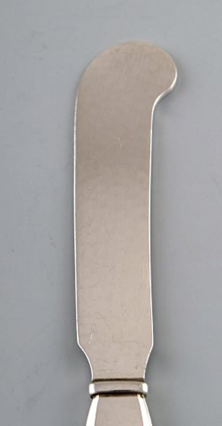 Georg Jensen. Cutlery, Scroll no. 22, hammered Sterling Silver. Butter knife.
In perfect condition.
Stamped.
Measures: 14.5 cm.