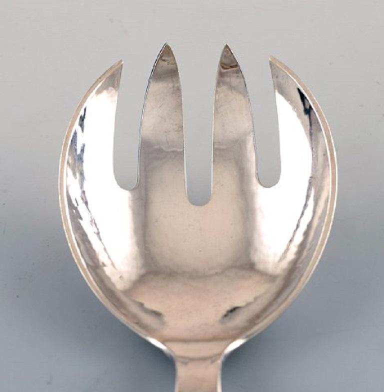 Georg Jensen. Cutlery, scroll no. 22, hammered sterling silver salad set in full silver.
In perfect condition.
Stamped.
Measures: 22 cm.