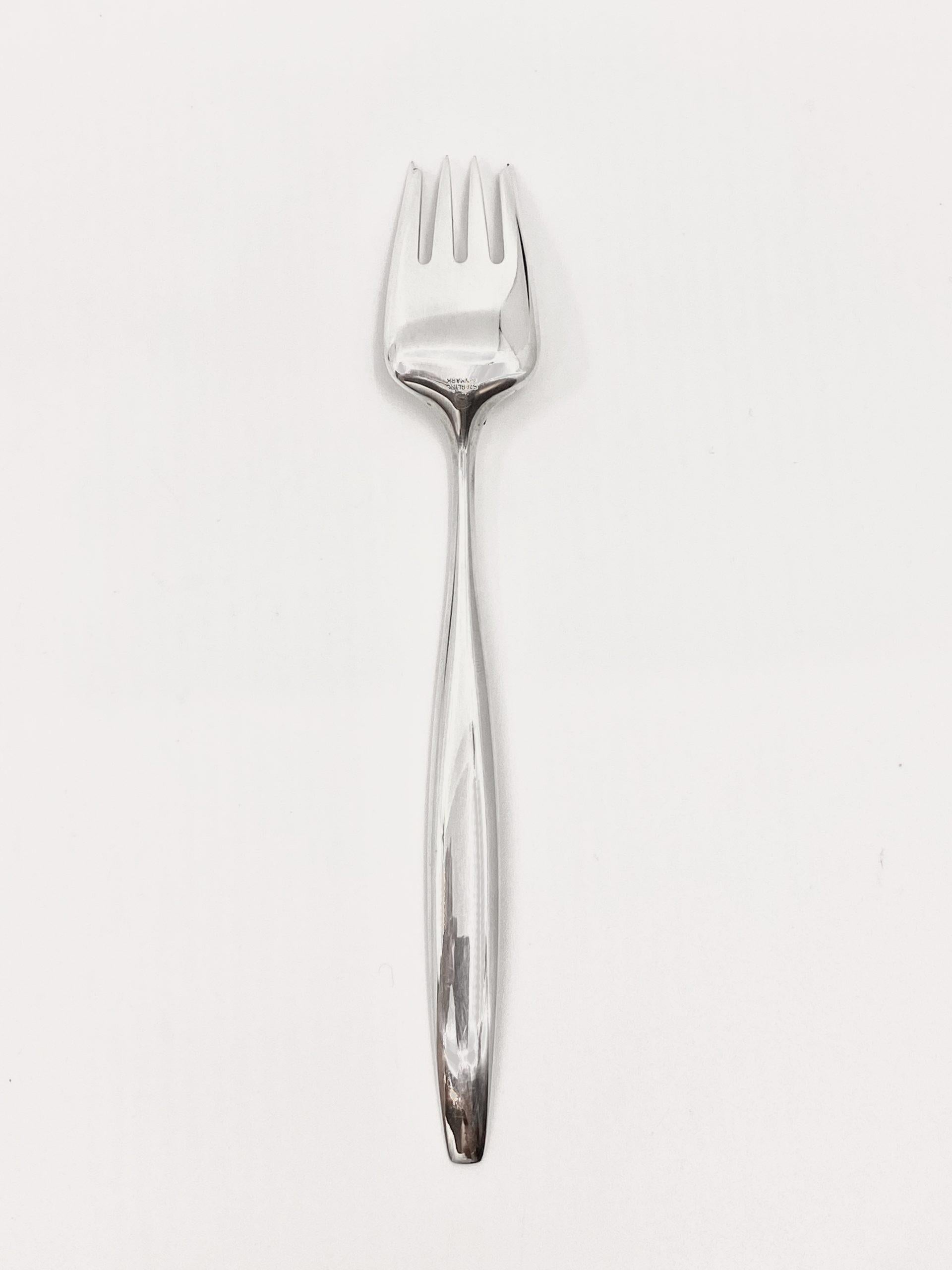 Fourchette à salade/poisson en argent sterling de Georg Jensen, article 041/061 dans le motif Cyprès, design #99 par Tias Eckhoff. Dans le motif Cyprès, plusieurs pièces sont à double fonction, dans ce cas, cette même fourchette est à la fois