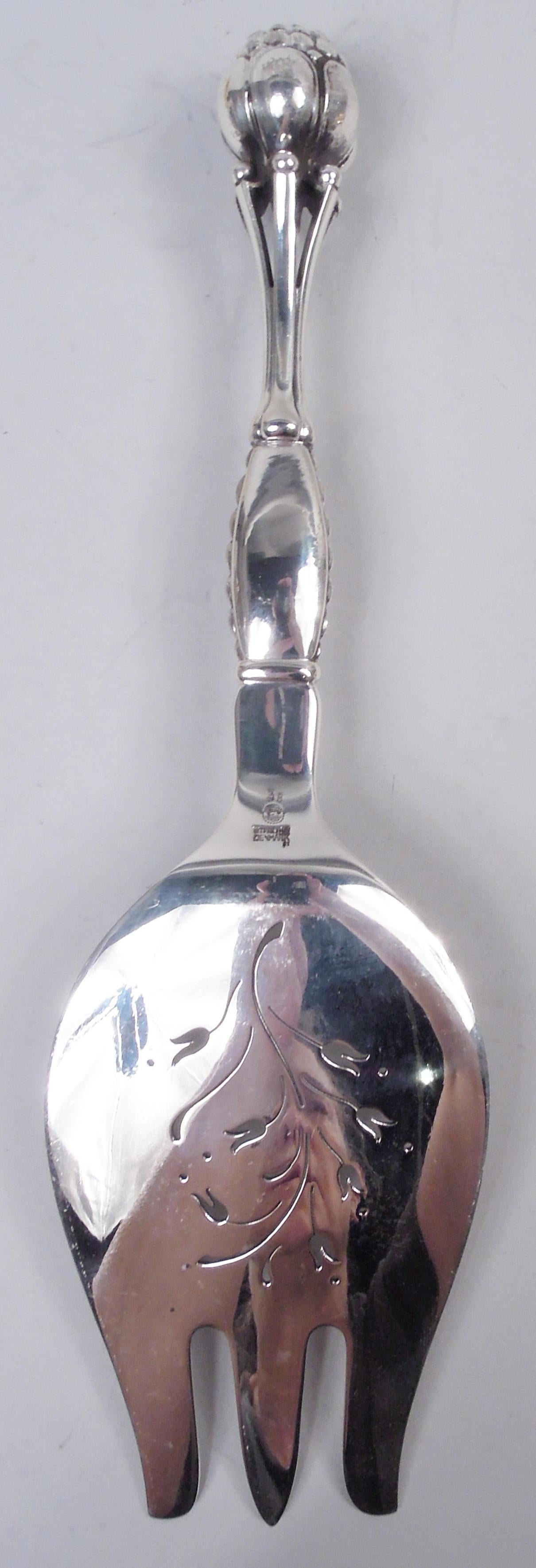 20ième siècle Georg Jensen Danish Modern Sterling Silver Fish Serving Pair (paire de couverts en argent) en vente