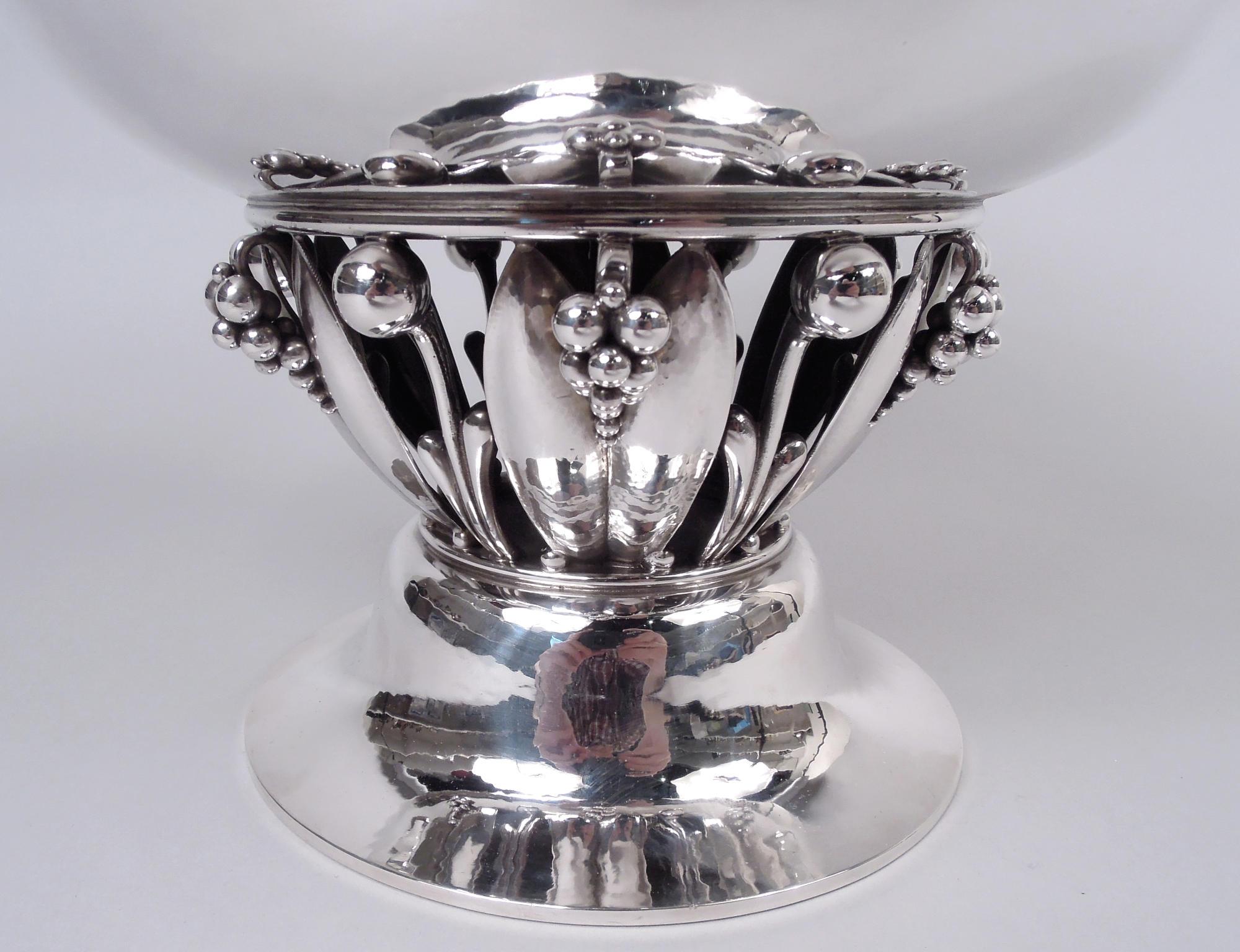 Scandinave moderne Georg Jensen Danish Modern Sterling Silver Grape Centerpiece Bowl (bol de centre de table en argent sterling) en vente
