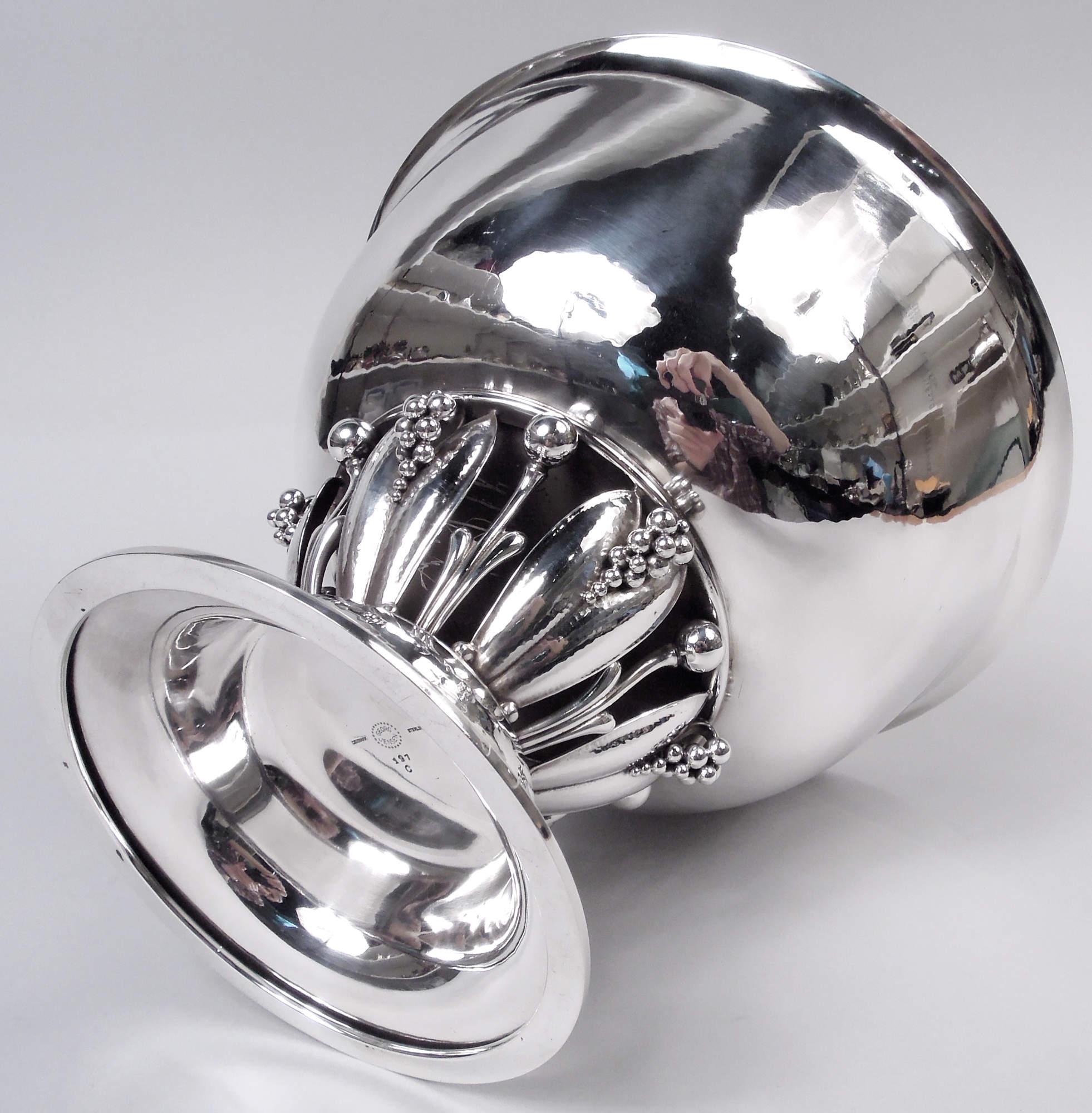 Martelé Georg Jensen Danish Modern Sterling Silver Grape Centerpiece Bowl (bol de centre de table en argent sterling) en vente