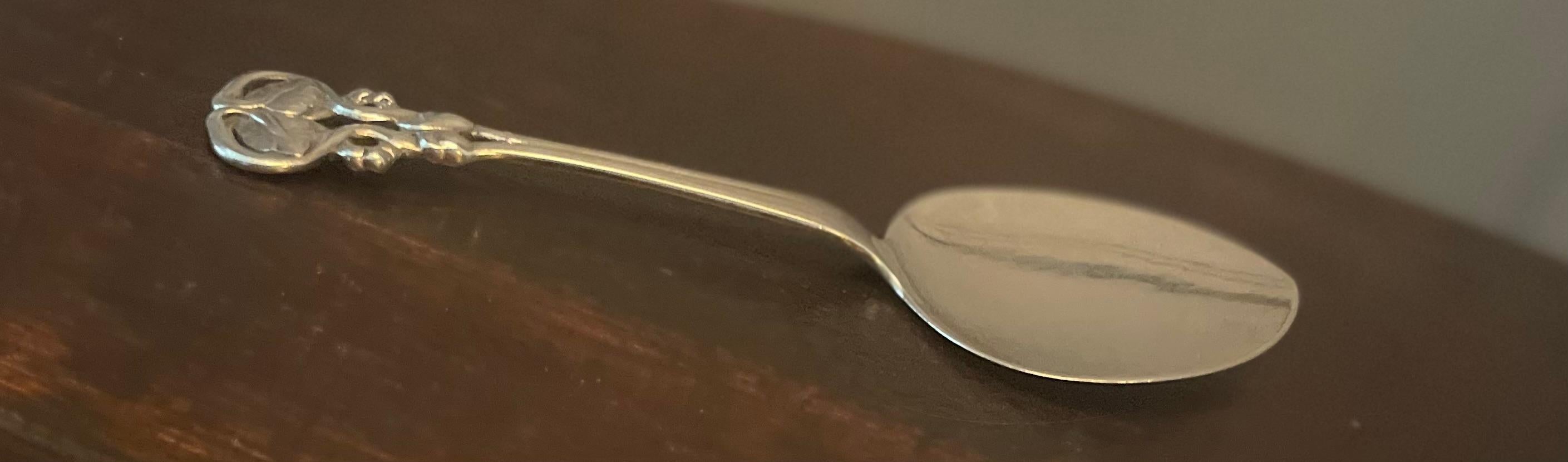 

Georg Jensen pie spade, from the Ornamental series, mark 58.
Beautiful old embossed post-1945 mark, for the aficionado.
Scratches to the surface, small unnoticeable pit to the verso of back edge, but looking great for around 100 years old.
Twin