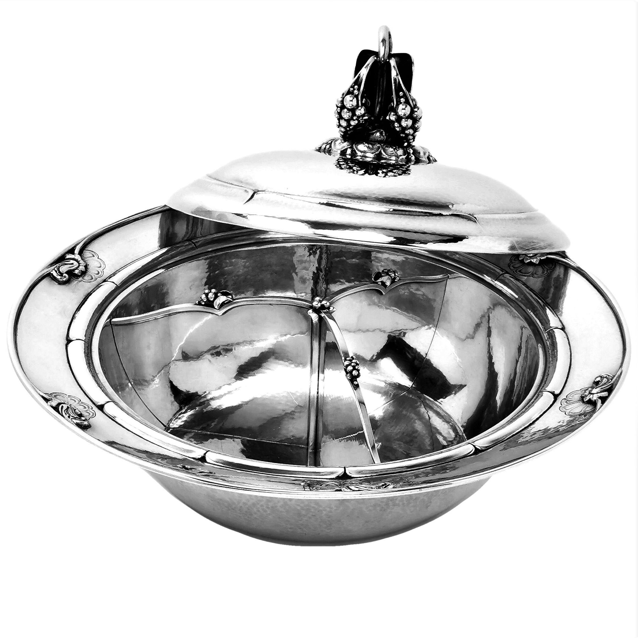 Georg Jensen Danish Sterling Silver Vegetable Tureen Dish & Cover 228H 1945-77 In Good Condition For Sale In London, GB