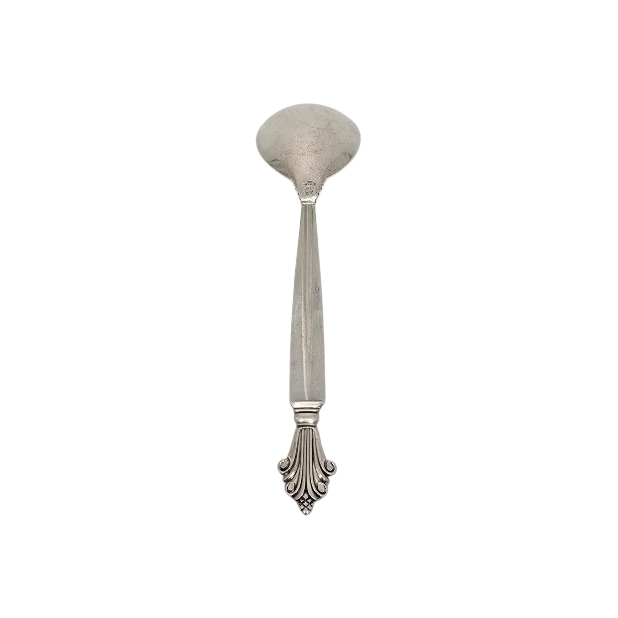 Cucchiaio da zucchero in argento sterling di Georg Jensen Denmark con motivo Acanthus.

Il motivo Acanthus è stato disegnato da Johan Rohde e introdotto nel 1917. Un romantico disegno a spirale sovrasta ogni manico. Questo cucchiaio ha un manico