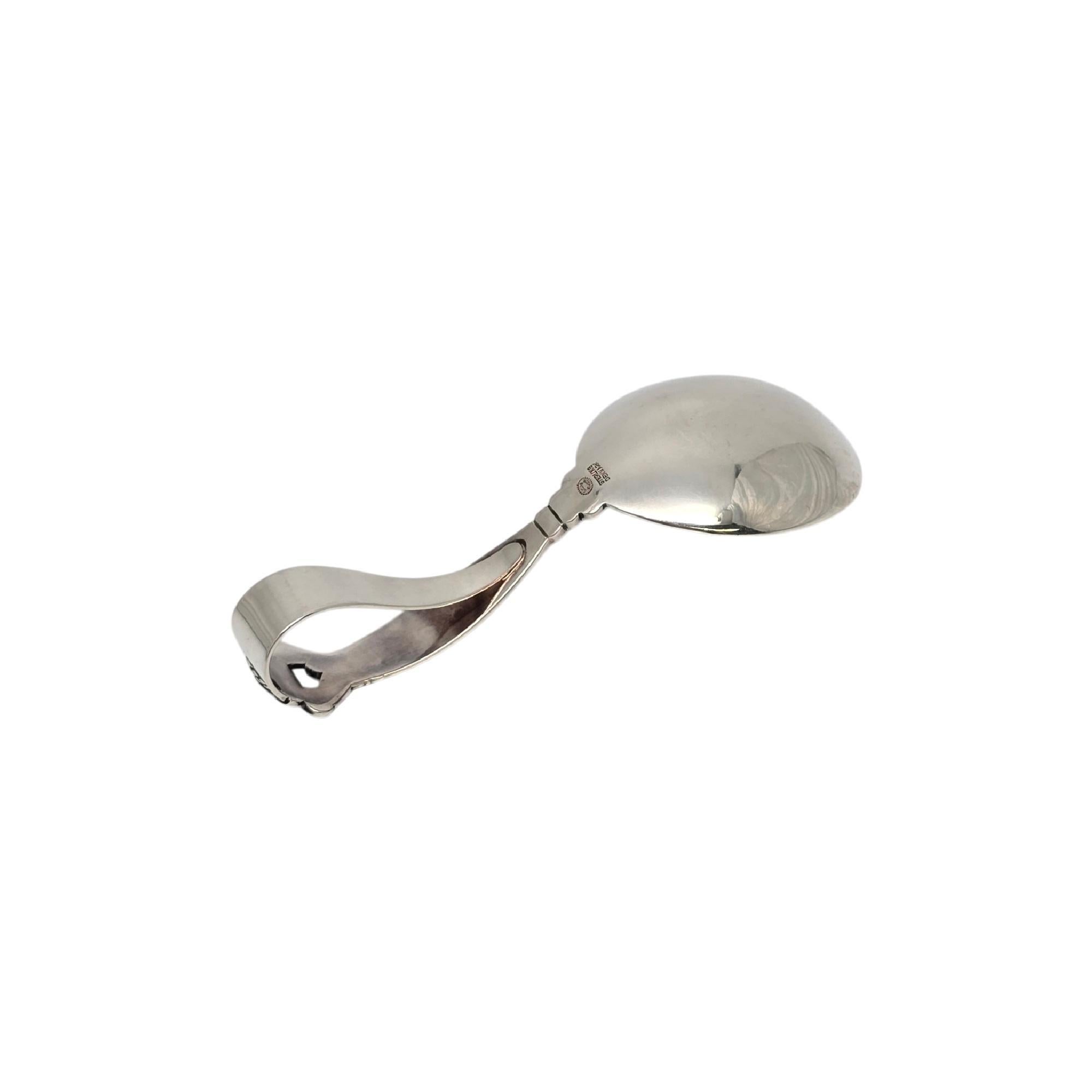 Cucchiaio per bambini in argento sterling di Georg Jensen Denmark con manico curvo e motivo a ghianda.

Nessun monogramma.

Il modello Acorn è stato introdotto nel 1915 come collaborazione tra Georg Jensen e il designer Johan Ronde. Il motivo, che