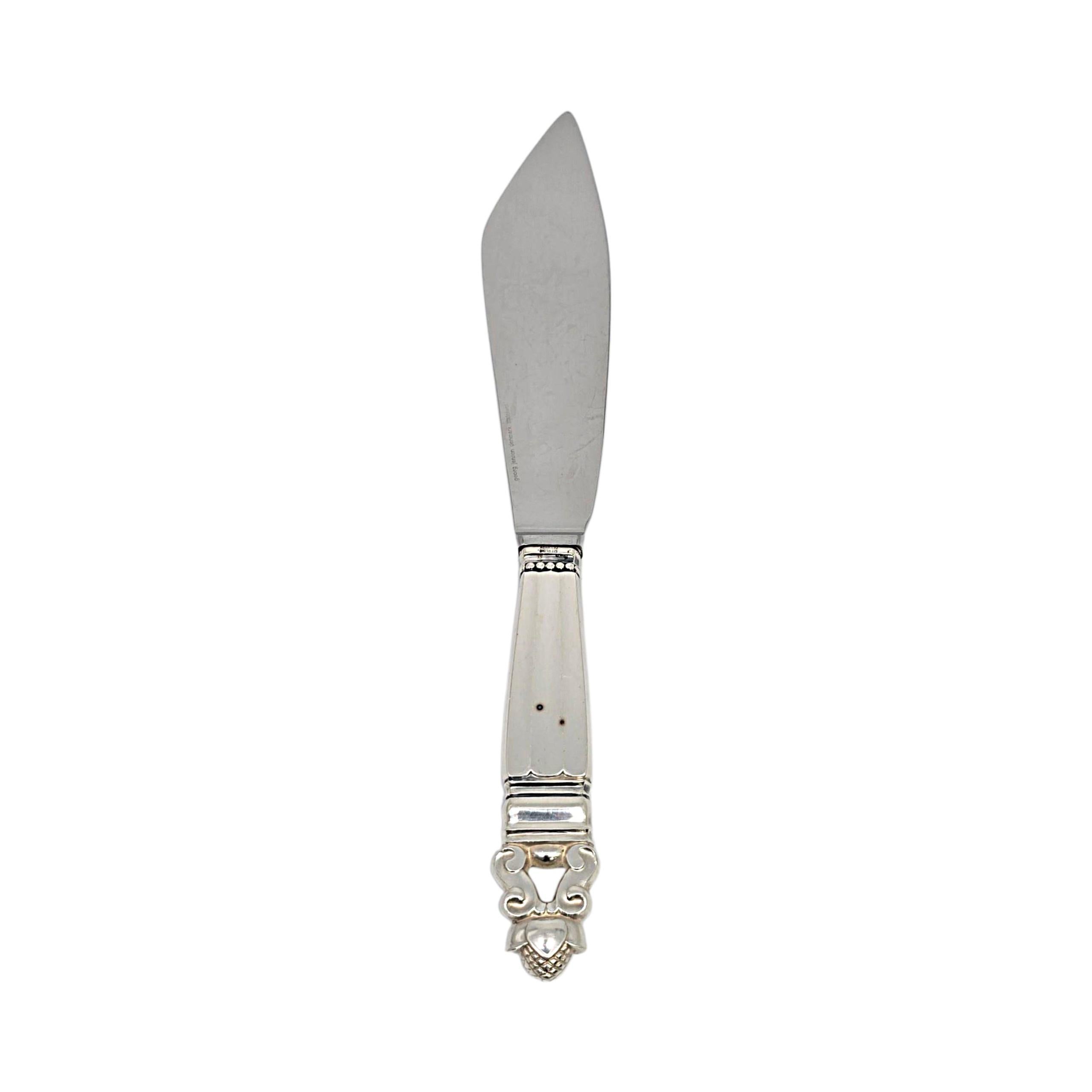 Georg Jensen Dänemark Eichel Sterling Silber Griff Kuchenmesser mit Gravur

Eingraviert Amy & Peter 1. April 1967

Das Eichelmuster wurde 1915 in Zusammenarbeit zwischen Georg Jensen und dem Designer Johan Ronde eingeführt. Das Eichelmuster, das