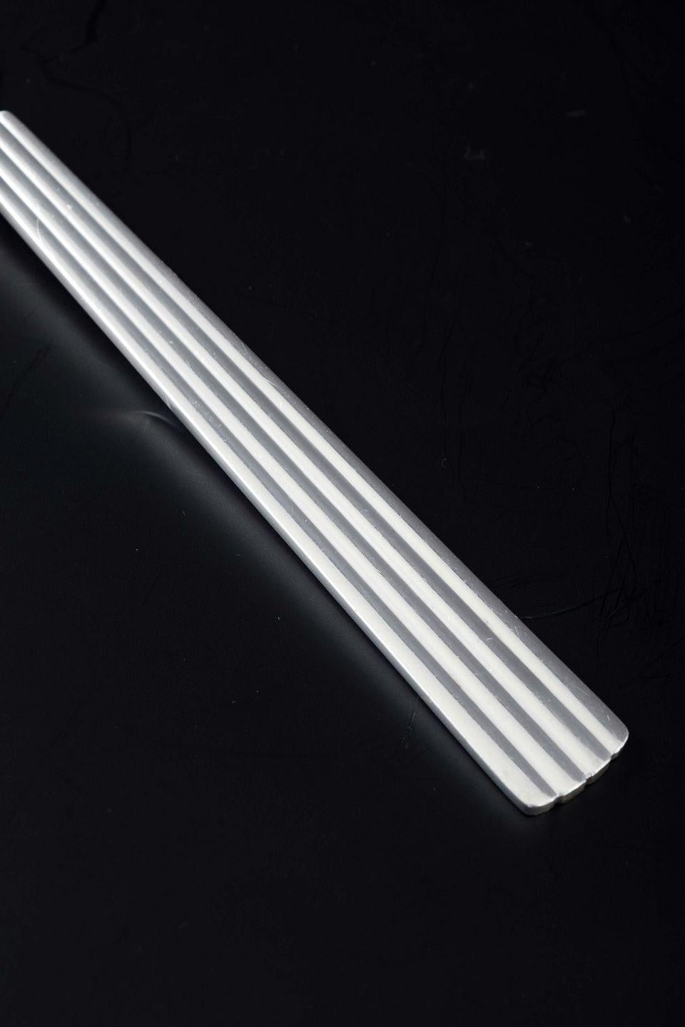 PRE-OWNED GOODS ARE EXEMPT FROM IMPORT TARIFFS FOR U.S., UK, AUSTRALIAN & CANADIAN CUSTOMERS.   
THEREFORE, NO IMPORT TARIFFS WILL BE APPLICABLE TO YOUR PURCHASE. 

Georg Jensen, Bernadotte
Fish knife in sterling silver in the iconic Bernadotte