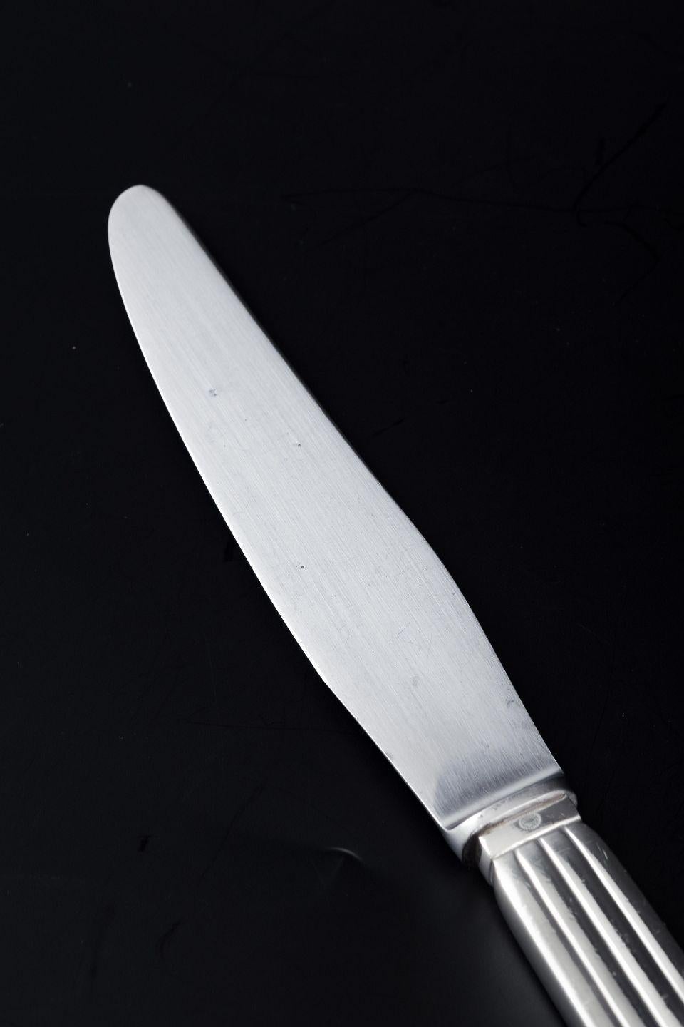 GEBRAUCHTWAREN SIND FÜR KUNDEN IN DEN USA, GROSSBRITANNIEN, AUSTRALIEN UND KANADA VON DEN EINFUHRZÖLLEN BEFREIT.   
DAHER FALLEN FÜR IHREN KAUF KEINE EINFUHRZÖLLE AN. 

Georg Jensen, Dänemark, Bernadotte.
Sterlingsilber-Tafelmesser mit dem