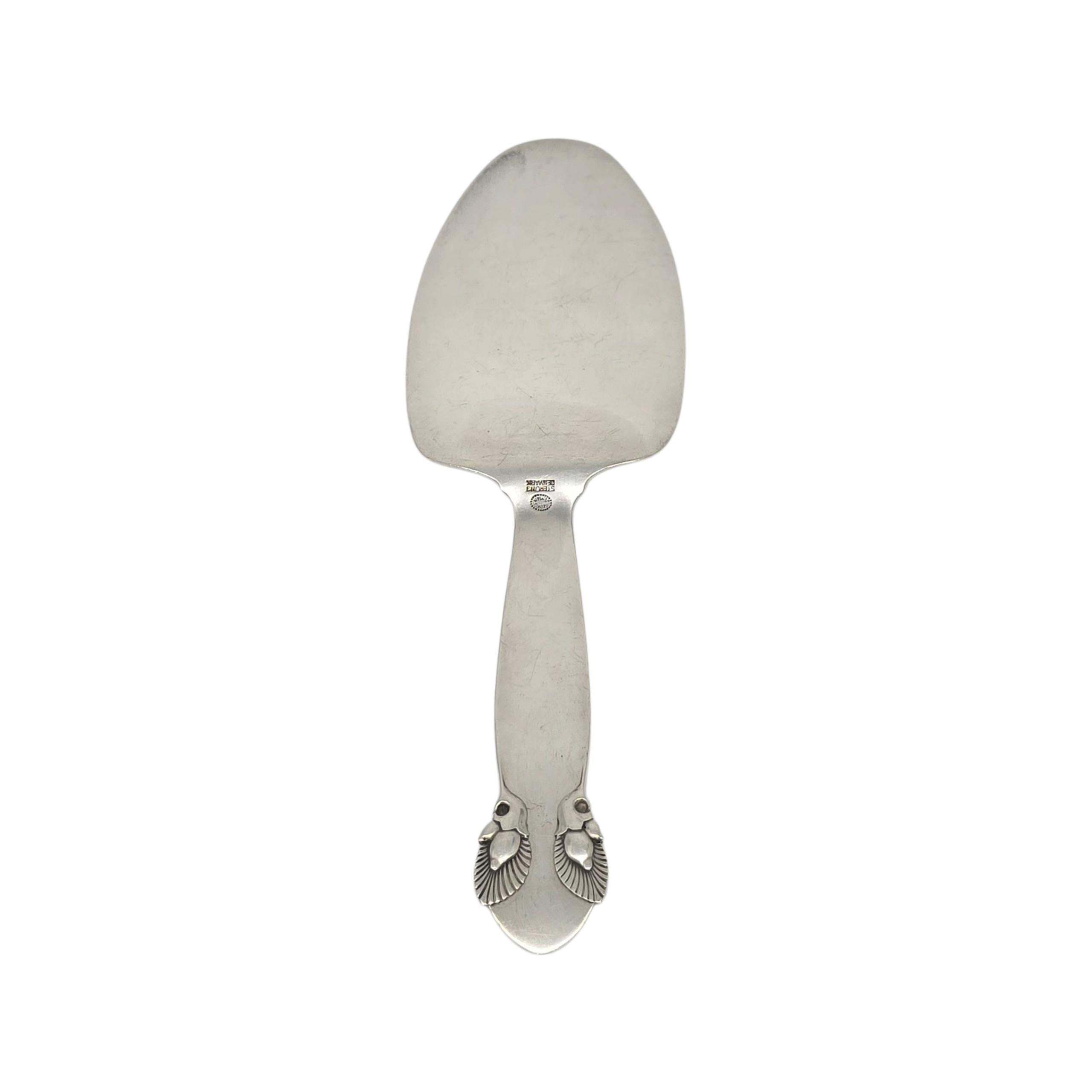 Georg Jensen Dänemark Bittersweet/Pinje All Sterling Silber Tortenheber

Dieser schöne Tortenheber ist komplett aus Sterlingsilber gefertigt. Das 1940 von Gundolph Albertus entworfene Muster Bittersweet (Pinje) wurde in begrenzter Stückzahl