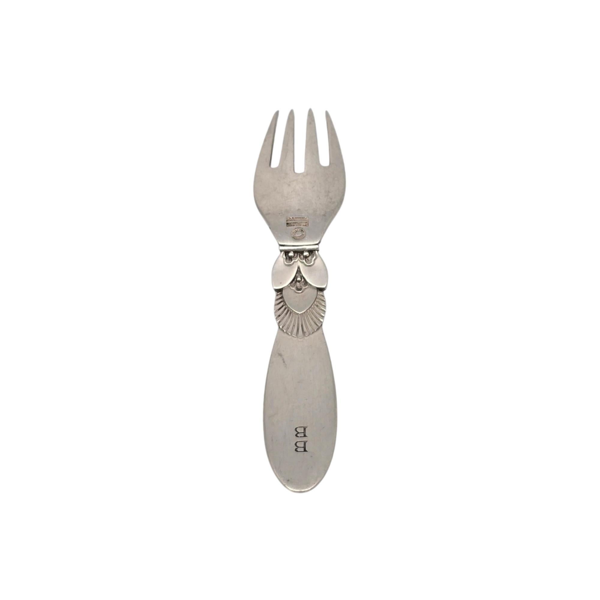 Forchetta in argento di Georg Jensen Denmark con motivo Cactus e monogramma.

Il monogramma sembra essere BB

Creato da Gunorph Albertus, designer di lunga data di Jensen, il motivo Cactus è stato introdotto nel 1930 e presenta un disegno di fiori