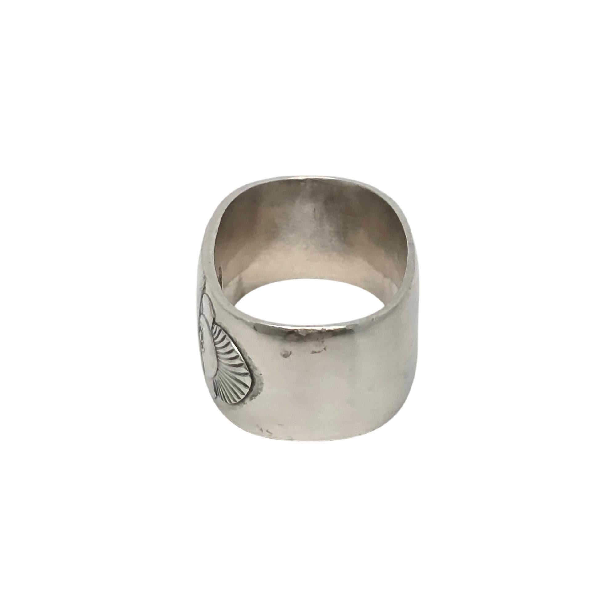 Tovagliolo in argento di Georg Jensen Denmark nel motivo Cactus, #81A, con monogramma.

Il monogramma sembra essere BB

Creato da Gunorph Albertus, designer di lunga data di Jensen, il motivo Cactus è stato introdotto nel 1930 e presenta un disegno