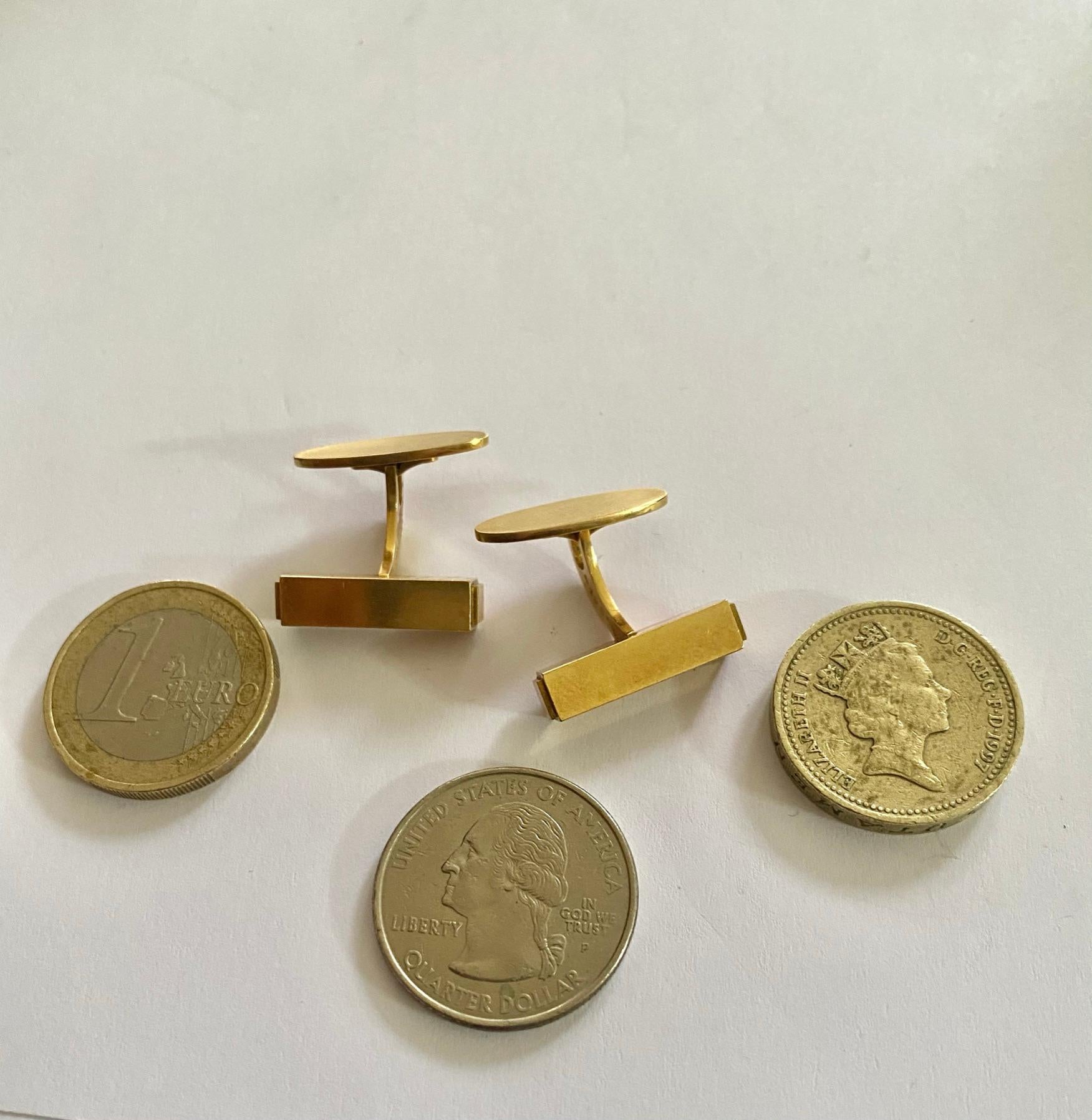 18K. yellow gold cufflinks, sleek modern model, Signed: GEORG JENSEN
No: 1095
Denmark ca 1970
dimensions: rod: 20 x 5 x 5 mm
Weight: 12.42 grams
This very wearable pair of cufflinks comes in an original box by Georg Jensen (new) and a certificate