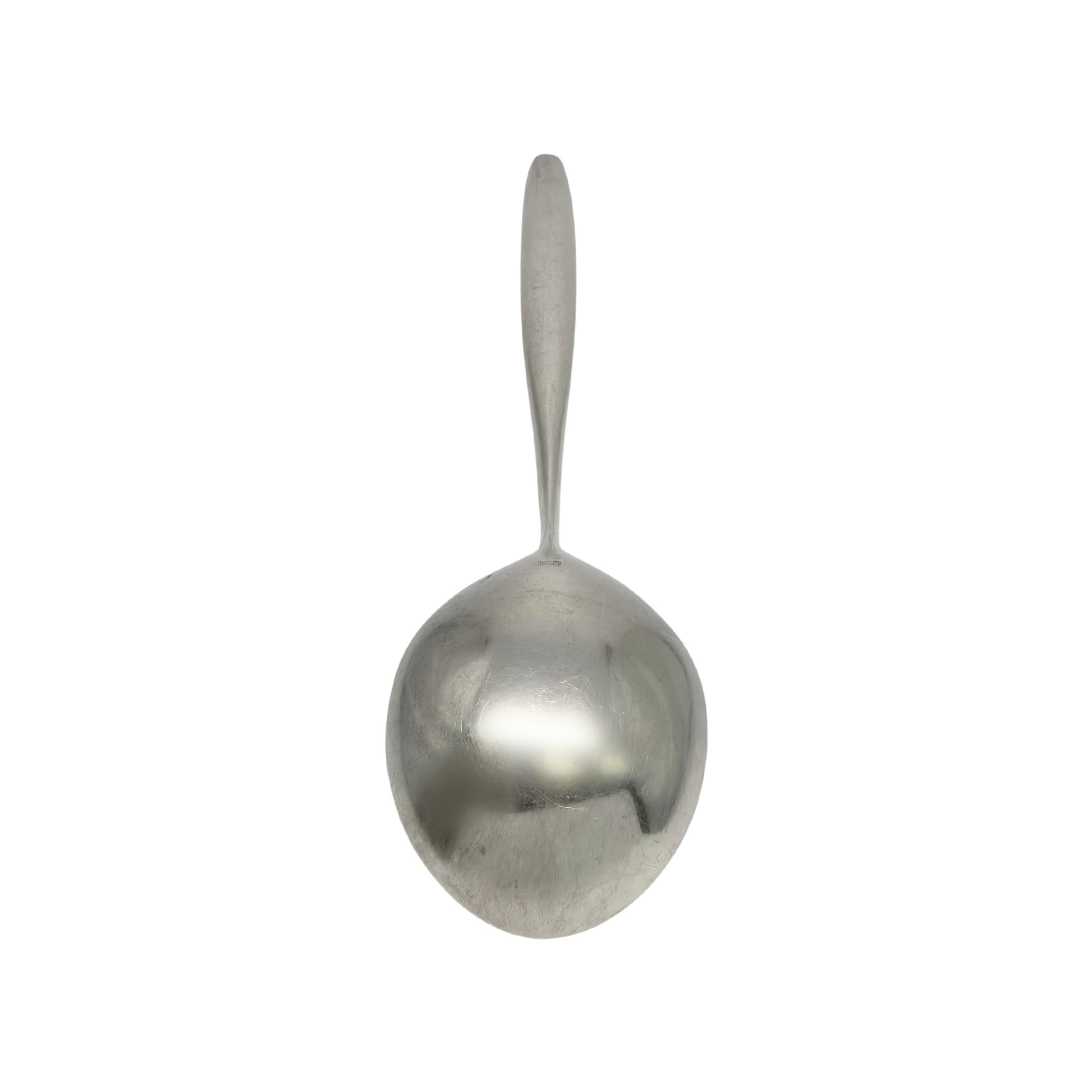 Cucchiaio da portata grande in argento sterling di Georg Jensen Denmark con motivo Cypress.

Creato da Tias Eckhoff, vincitore di un concorso di design per commemorare il 50° anniversario di Georg Jensen Silversmith nel 1953. Il modello semplice e