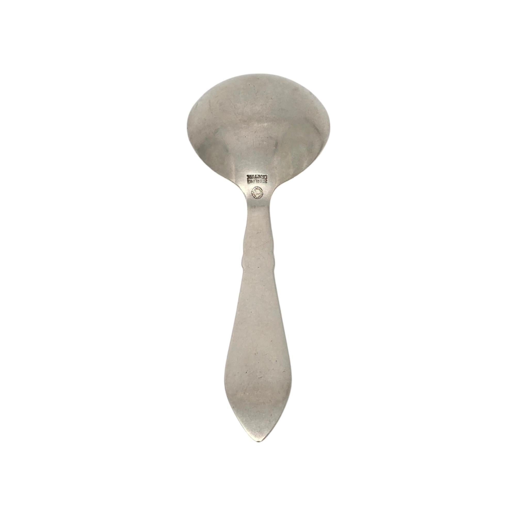 Portaoggetti o cucchiaio da zucchero in argento sterling con motivo Fuchsia di Georg Jensen.

Disegnato da Georg Jenson nel 1906, il motivo Art Nouveau presenta un disegno floreale molto popolare all'epoca della sua produzione. Questo cucchiaio