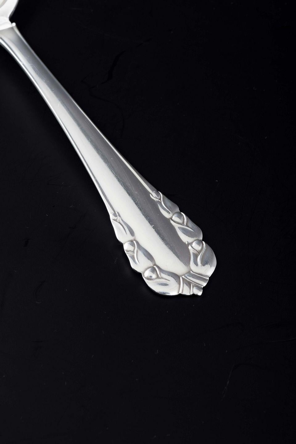 I PRODOTTI USATI SONO ESENTI DA TARIFFE DI IMPORTAZIONE PER I CLIENTI STATUNITENSI, BRITANNICI, AUSTRALIANI E CANADESI.   
PERTANTO, AL TUO ACQUISTO NON SI APPLICHERANNO TARIFFE DI IMPORTAZIONE. 

Georg Jensen, Danimarca
Cucchiaio da dessert con
