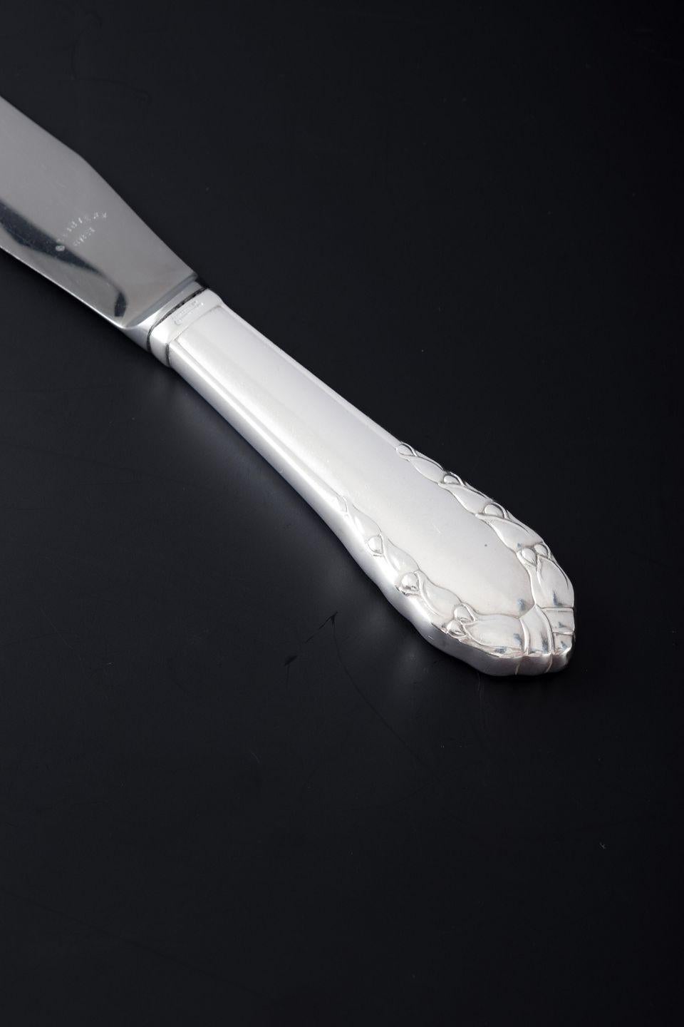 PRE-OWNED GOODS ARE EXEMPT FROM IMPORT TARIFFS FOR U.S., UK, AUSTRALIAN & CANADIAN CUSTOMERS.   
THEREFORE, NO IMPORT TARIFFS WILL BE APPLICABLE TO YOUR PURCHASE. 

Georg Jensen. Dinner knife in the pattern “Liljekonval” (Lily of the Valley).