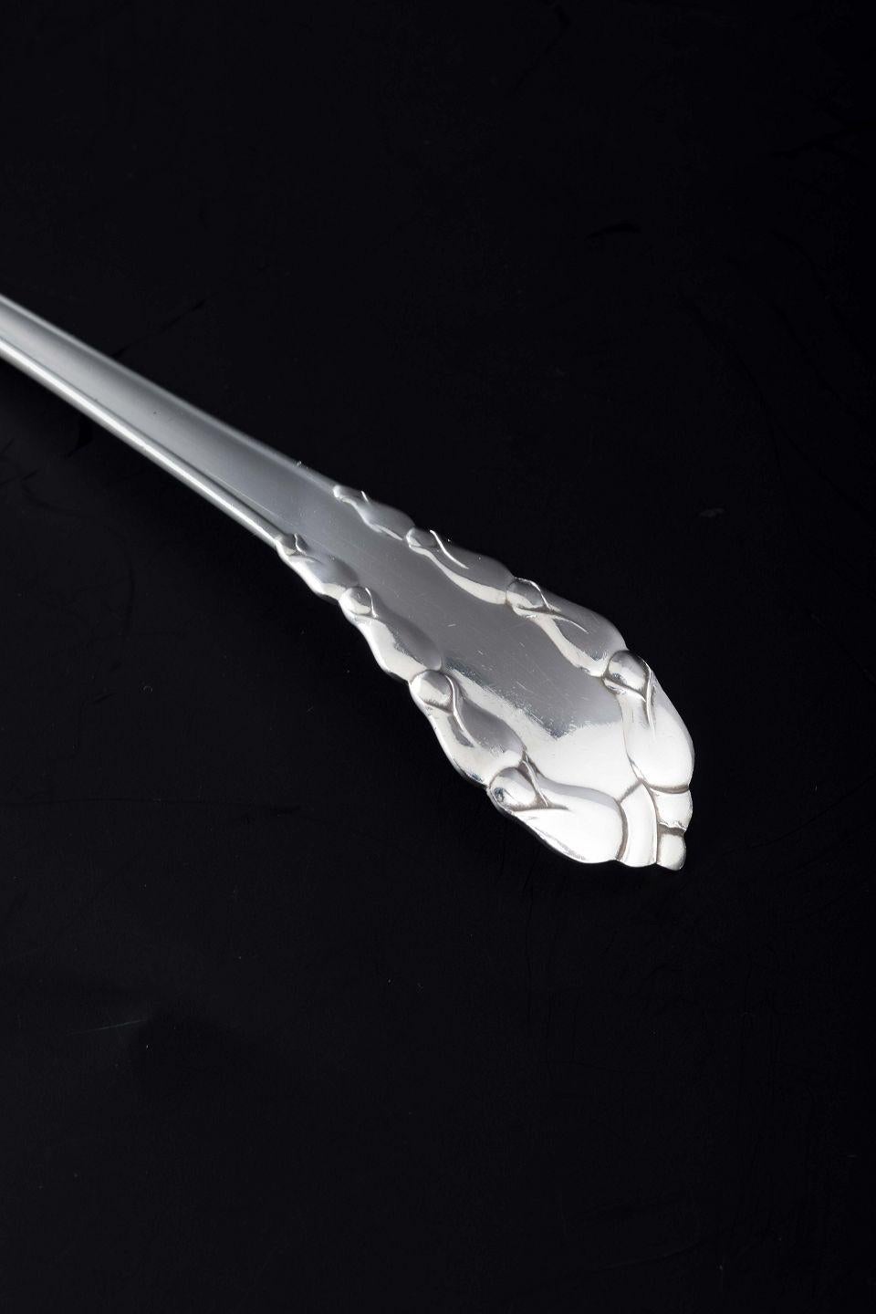I PRODOTTI USATI SONO ESENTI DA TARIFFE DI IMPORTAZIONE PER I CLIENTI STATUNITENSI, BRITANNICI, AUSTRALIANI E CANADESI.   
PERTANTO, AL TUO ACQUISTO NON SI APPLICHERANNO TARIFFE DI IMPORTAZIONE. 

Georg Jensen, Danimarca
Cucchiaio da salsa con
