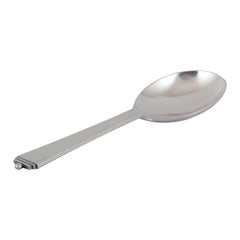 Georg Jensen, Dänemark. Pyramidenförmiger Servierlöffel aus Sterlingsilber.