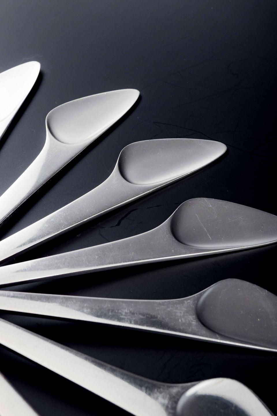 Georg Jensen, Danemark, c.C. 1957.
Ensemble de huit couteaux à poisson dans le motif Caravel, conçu par Henning Koppel. Design moderniste épuré avec lame en forme de feuille organique.

• Fabricant / origine : Georg Jensen, Danemark
• Concepteur :