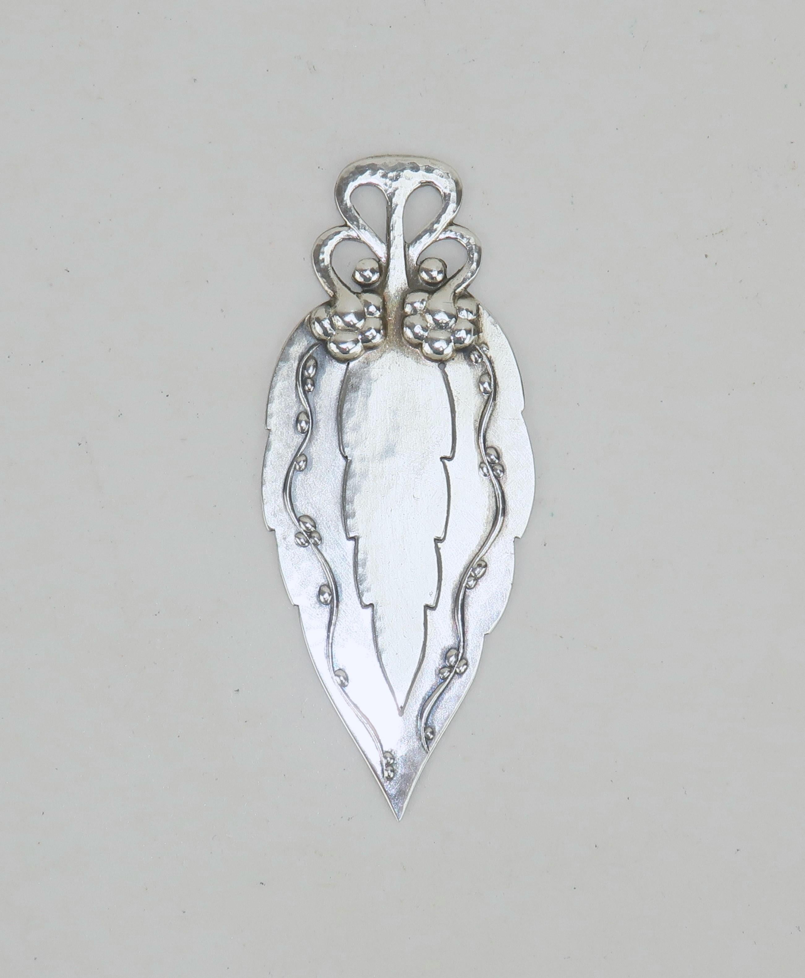 Lesezeichen aus Sterlingsilber von Georg Jensen aus der Zeit nach 1945 mit einem Arts & Crafts-Muster aus Weinreben und Weinblättern.  Die dänische Silberschmiede Georg Jensen ist seit langem ein Synonym für hochwertigste Silberdesigns, die