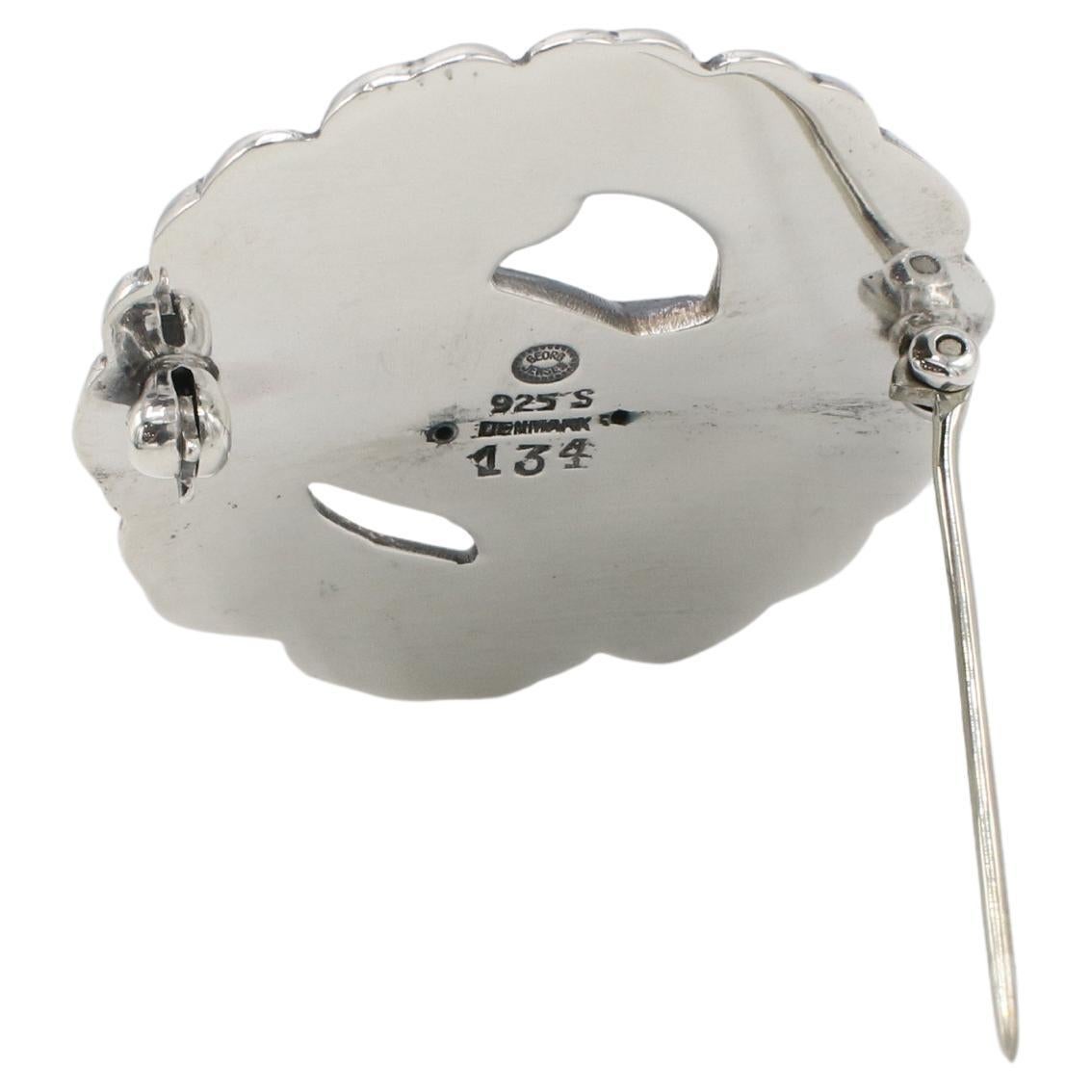 Spilla a forma di uccello a cerchio in argento sterling Georg Jensen Denmark 
Metallo: Argento Sterling 925
Peso: 6.2 grammi
Diametro: 30 mm
Firmato: Georg Jensen Hallmark, 925 S Denmark 134
