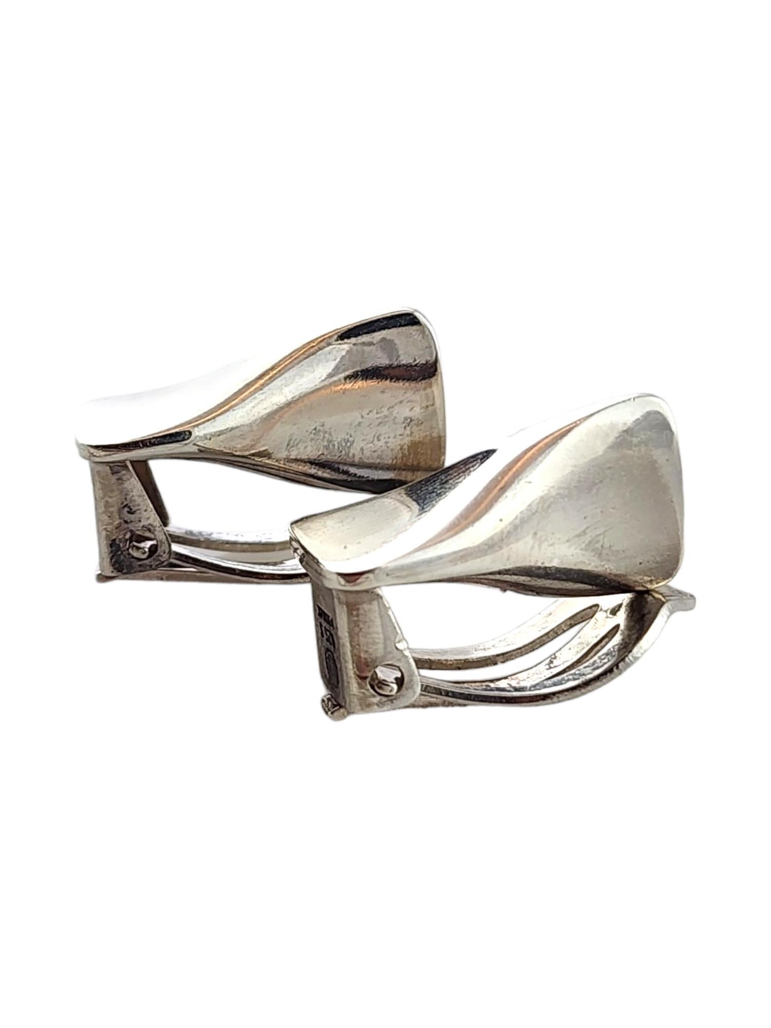 Georg Jensen Denmark Sterling Silver Clip on Earrings 116A

This beautiful set of clip-on earrings by Georg Jensen Denmark were meticulously crafted from sterling silver for a gorgeous finish!

Size: 17.8mm X 9.1mm X 9.3mm

Weight: 3.7 dwt/ 5.8