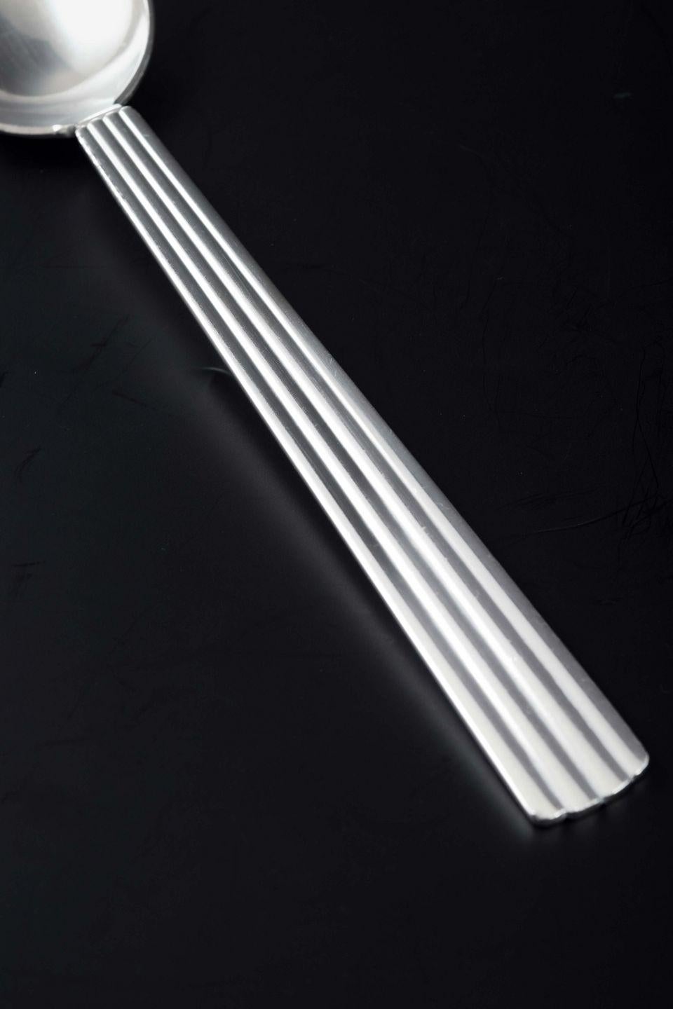 GEBRAUCHTWAREN SIND FÜR KUNDEN IN DEN USA, GROSSBRITANNIEN, AUSTRALIEN UND KANADA VON DEN EINFUHRZÖLLEN BEFREIT.   
DAHER FALLEN FÜR IHREN KAUF KEINE EINFUHRZÖLLE AN. 

Georg Jensen, Bernadotte
Dessertlöffel aus Sterlingsilber mit dem kultigen