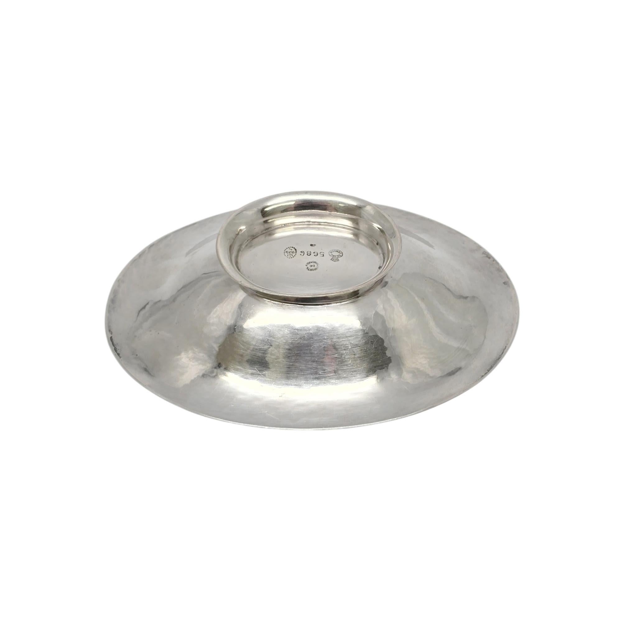Piatto/ciotola in argento martellato d'epoca Georg Jensen Denmark, modello #568C.

Questa ciotola ovale con piede presenta una finitura leggermente martellata. Il marchio di garanzia data questo pezzo al 1925-1932 circa.

Misura circa 4 7/8