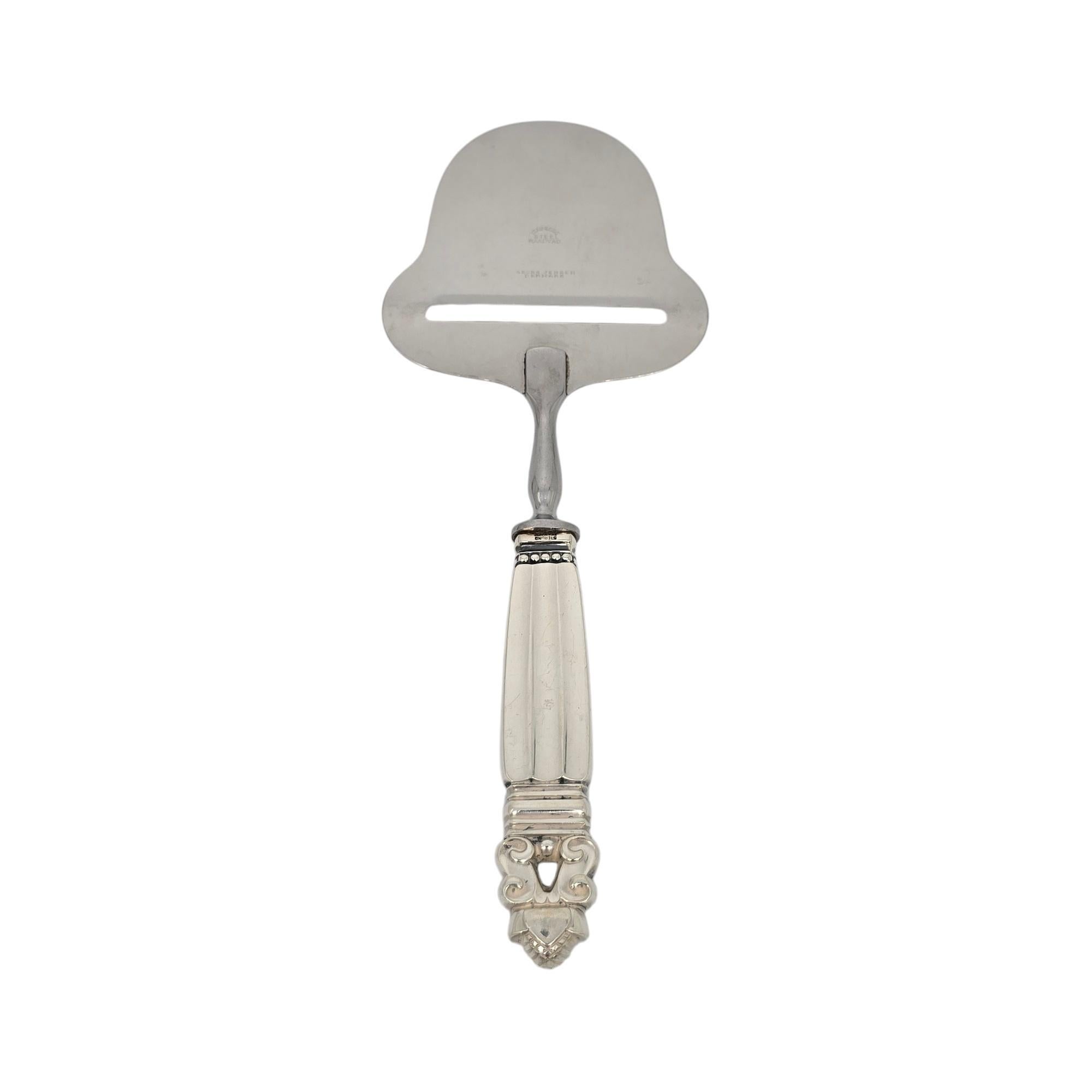 Pialla per formaggio con manico in argento sterling e lama in acciaio inossidabile di Georg Jensen Denmark, modello Acorn.

Nessun monogramma.

Il modello Acorn è stato introdotto nel 1915 come collaborazione tra Georg Jensen e il designer Johan