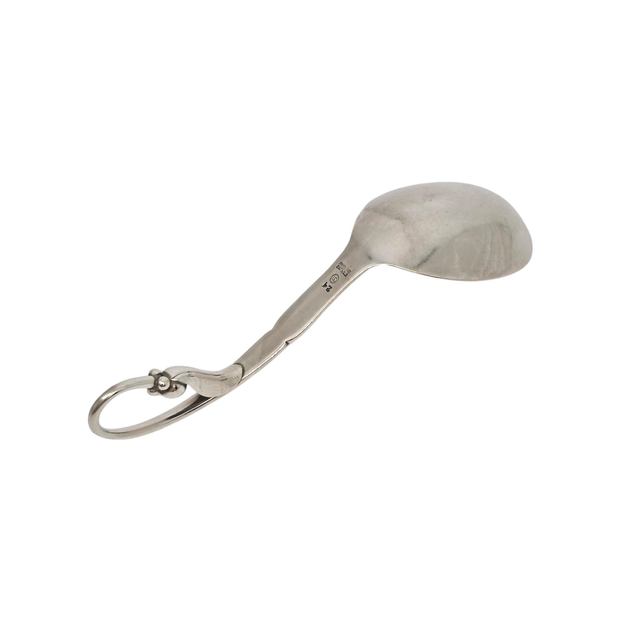 Cucchiaio da marmellata con manico curvo in argento sterling di Georg Jensen Denmark, modello Ornamental 21.

Nessun monogramma.

Un bellissimo cucchiaio piccolo che presenta un design a forma di capidoglio e una ciotola grande leggermente