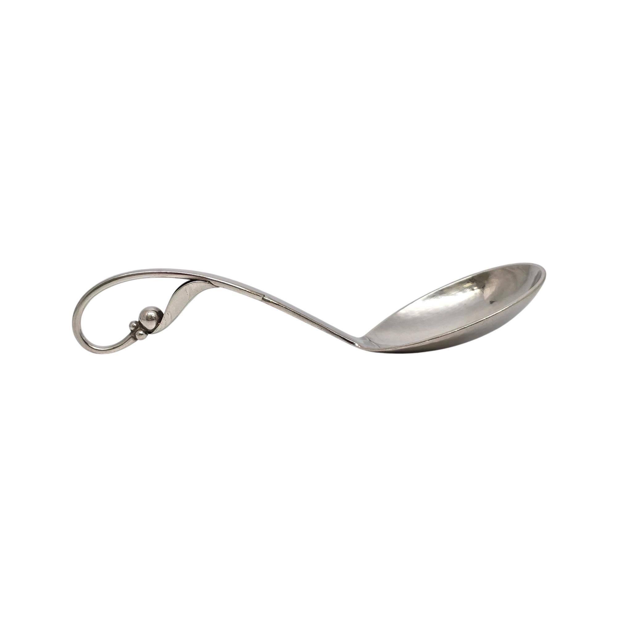 Georg Jensen Denmark Cucchiaio da marmellata ornamentale con manico curvo 21 in argento sterling 21188 In condizioni buone in vendita a Washington Depot, CT