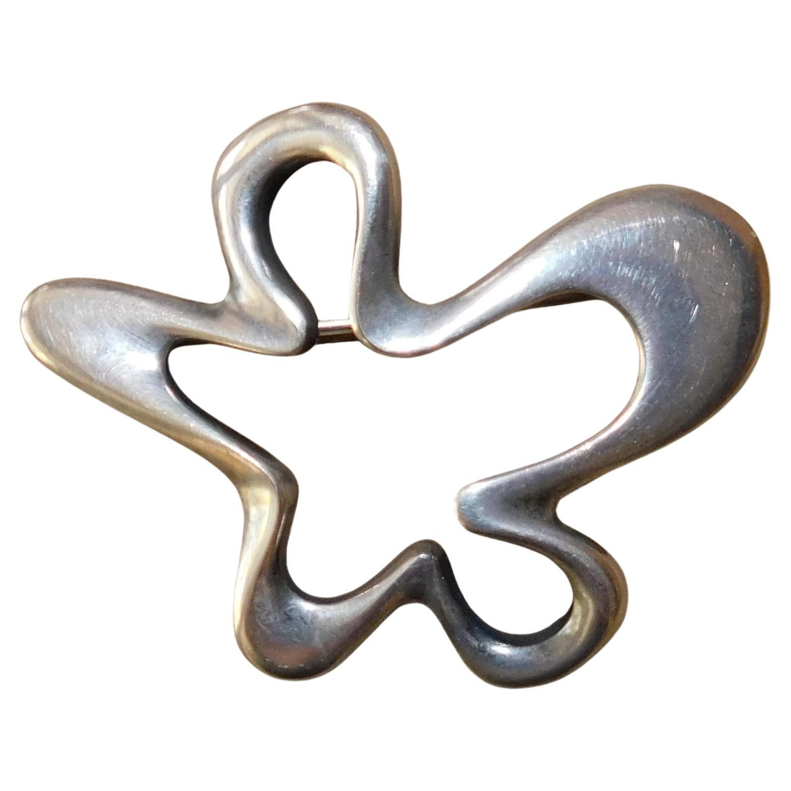 Juego Georg Jensen vintage de plata de ley - broche y pendientes de rosca a juego. 
Diseño biomórfico de Henning Koppel. Los pendientes llevan la marca 118. La clavija está marcada con 321. 
Cada una de ellas está marcada también con el círculo